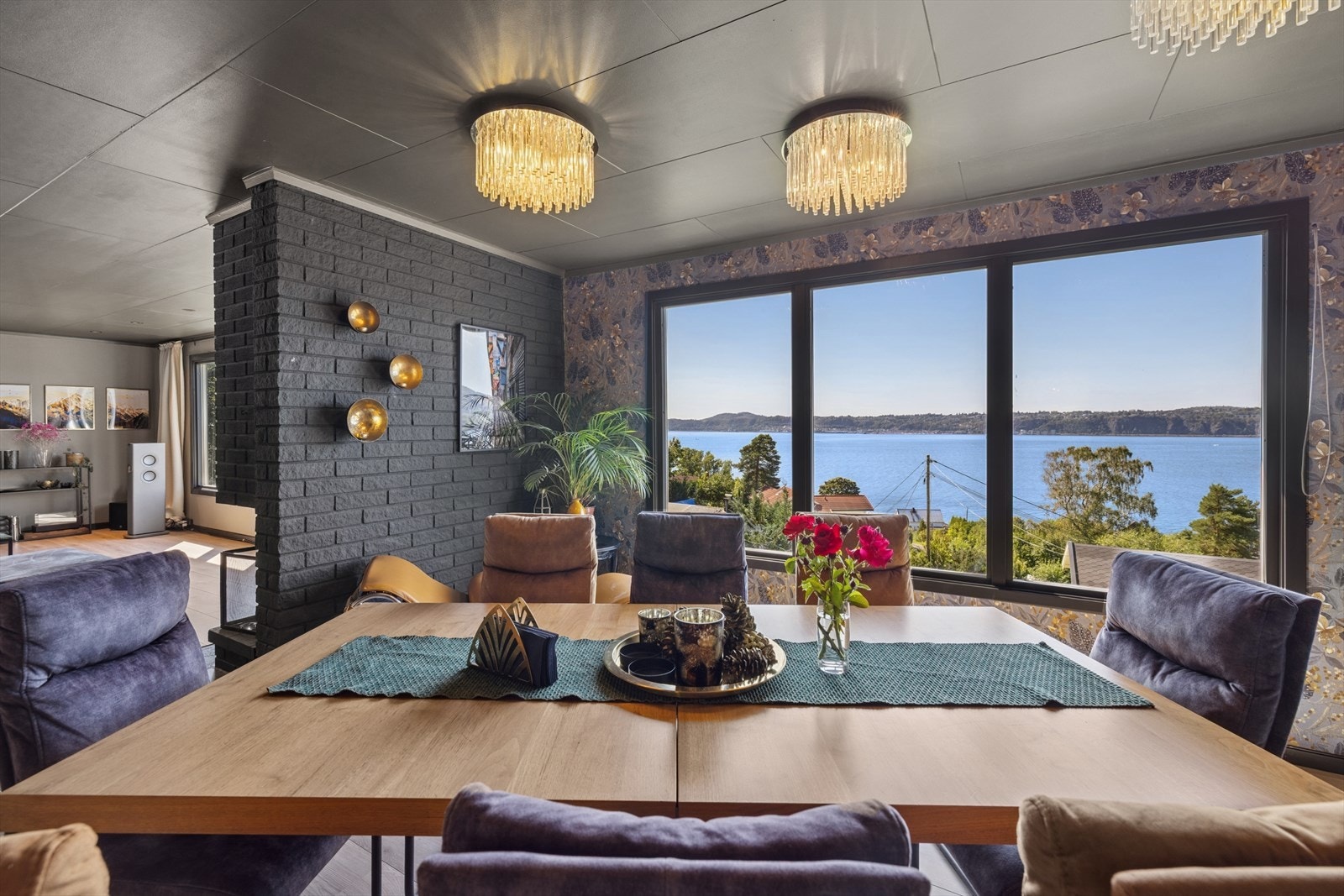 Stuen og spisestuen er stor og flott med god plass til møblering i tre soner. Galleribilde