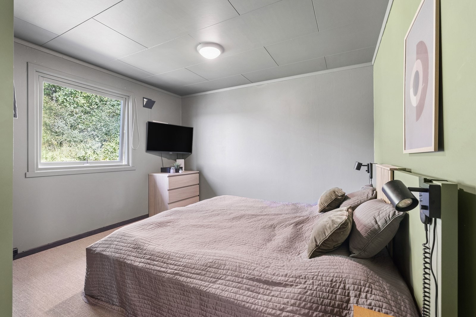 Hovedsoverommet har grått teppe på gulvet, vegger med tidsriktig fargepalett og en stor, åpen garderobeløsning. Galleribilde
