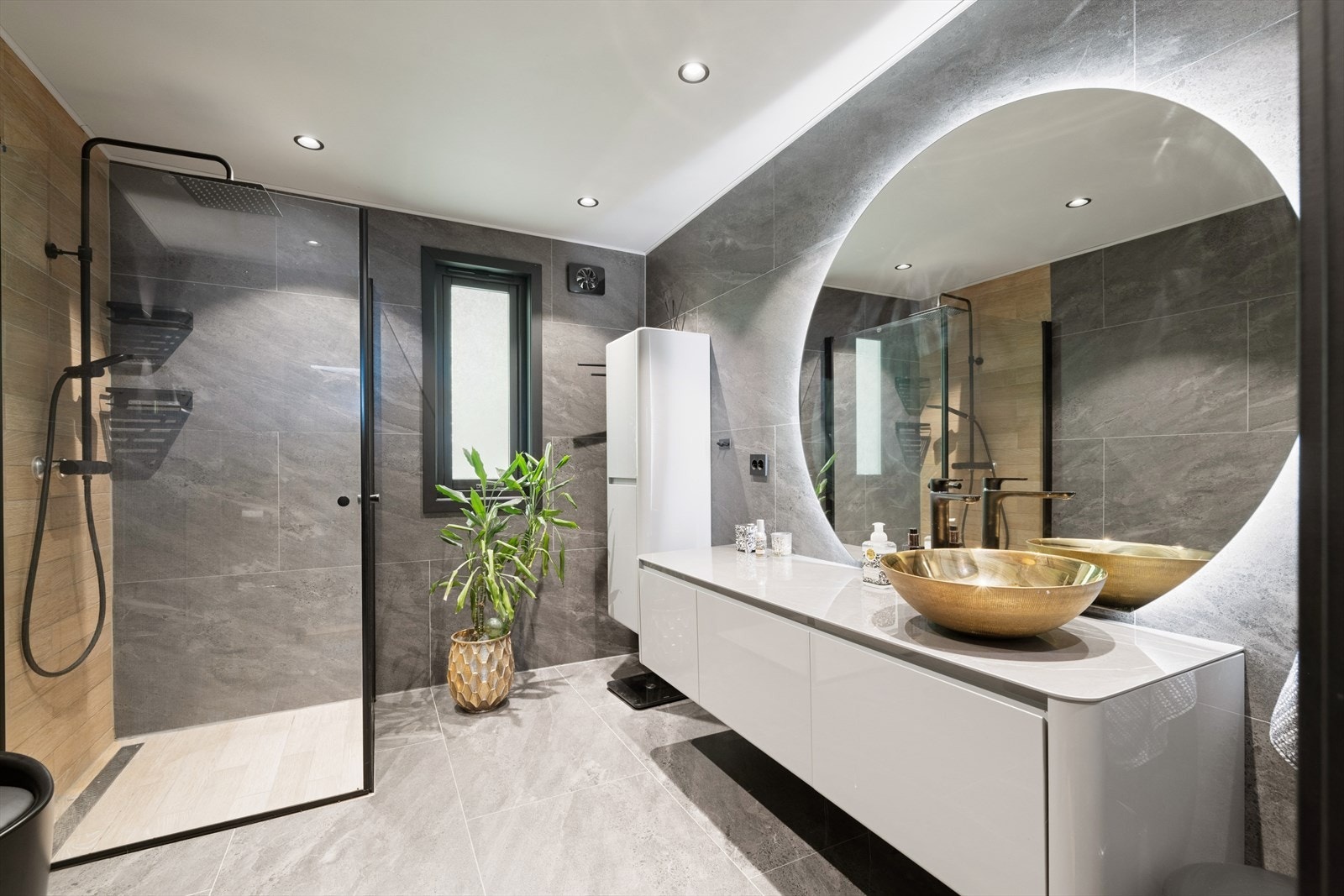 Det første badet har adkomst fra hovedsoverommet og ble renovert i 2021. Det er fliser på gulv og vegger, downlights i himling og varme i gulvet. Galleribilde