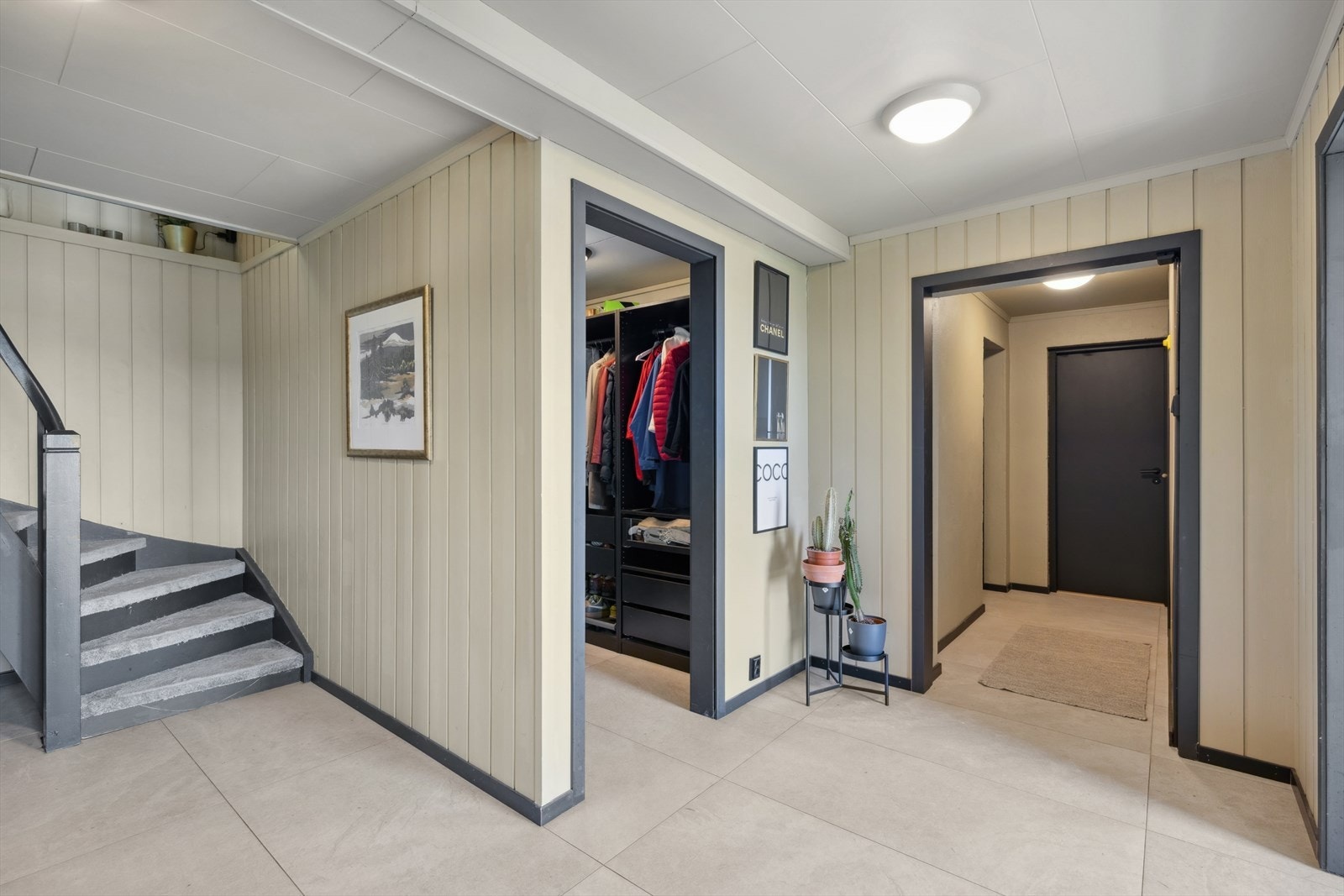 Hallen har i tillegg et eget garderoberom som er innredet med gode garderobeløsninger. Galleribilde