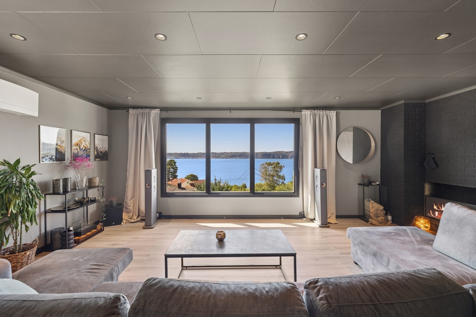 Himlingen har malte plater og downlights belysning i en sone av av rommet. Galleribilde