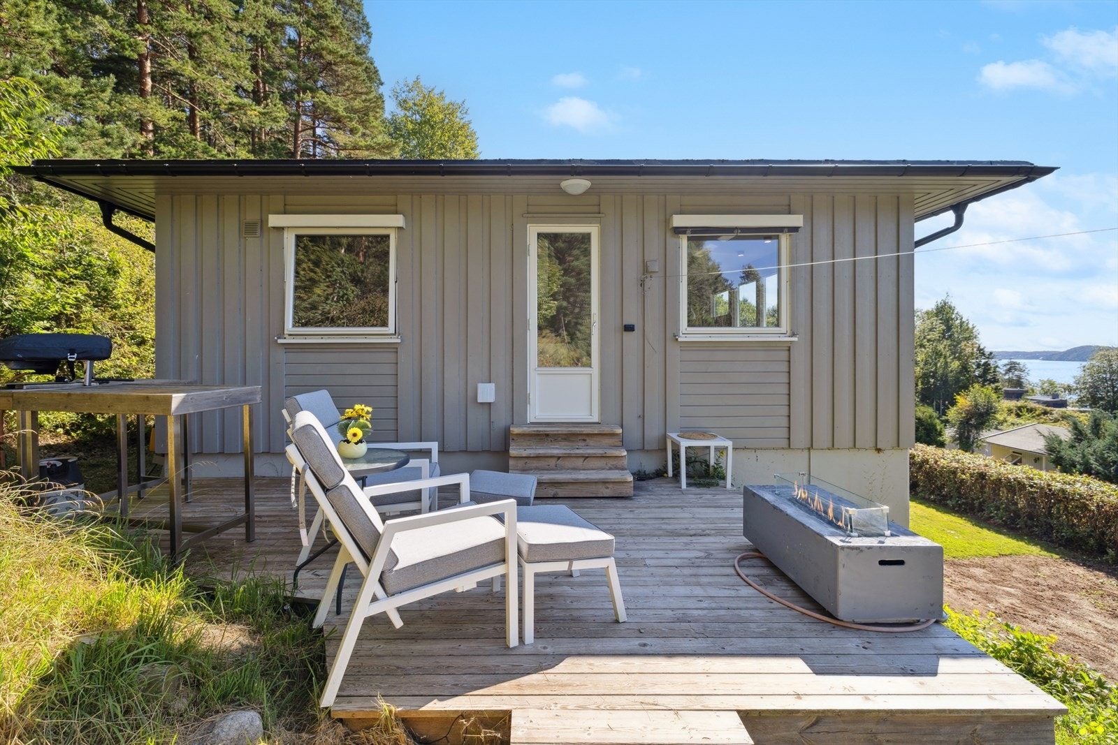 Uteområdet har god plass til grill, solstoler og lounge. Galleribilde