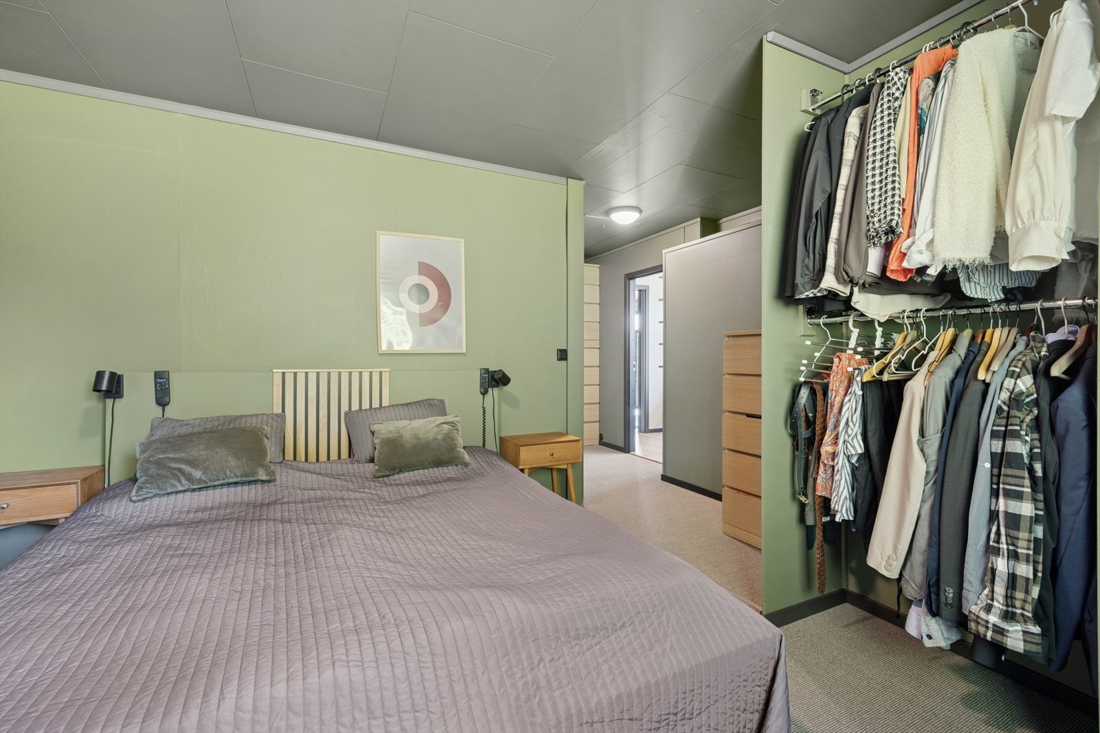 Det er god plass i rommet til øvrige garderobeløsninger etter eget ønske, og inngang til det egne baderommet. Galleribilde
