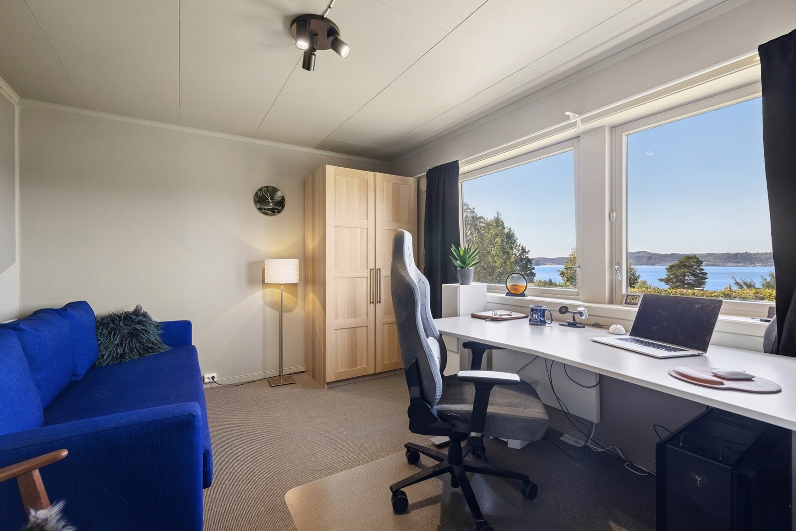 Det siste soverommet er per i dag benyttet som et kombinert soverom og kontor. Det gjøres oppmerksom på et dette rommet ikke er omsøkt til soverom fra opprinnelig godkjenning som tilleggsareal. Galleribilde