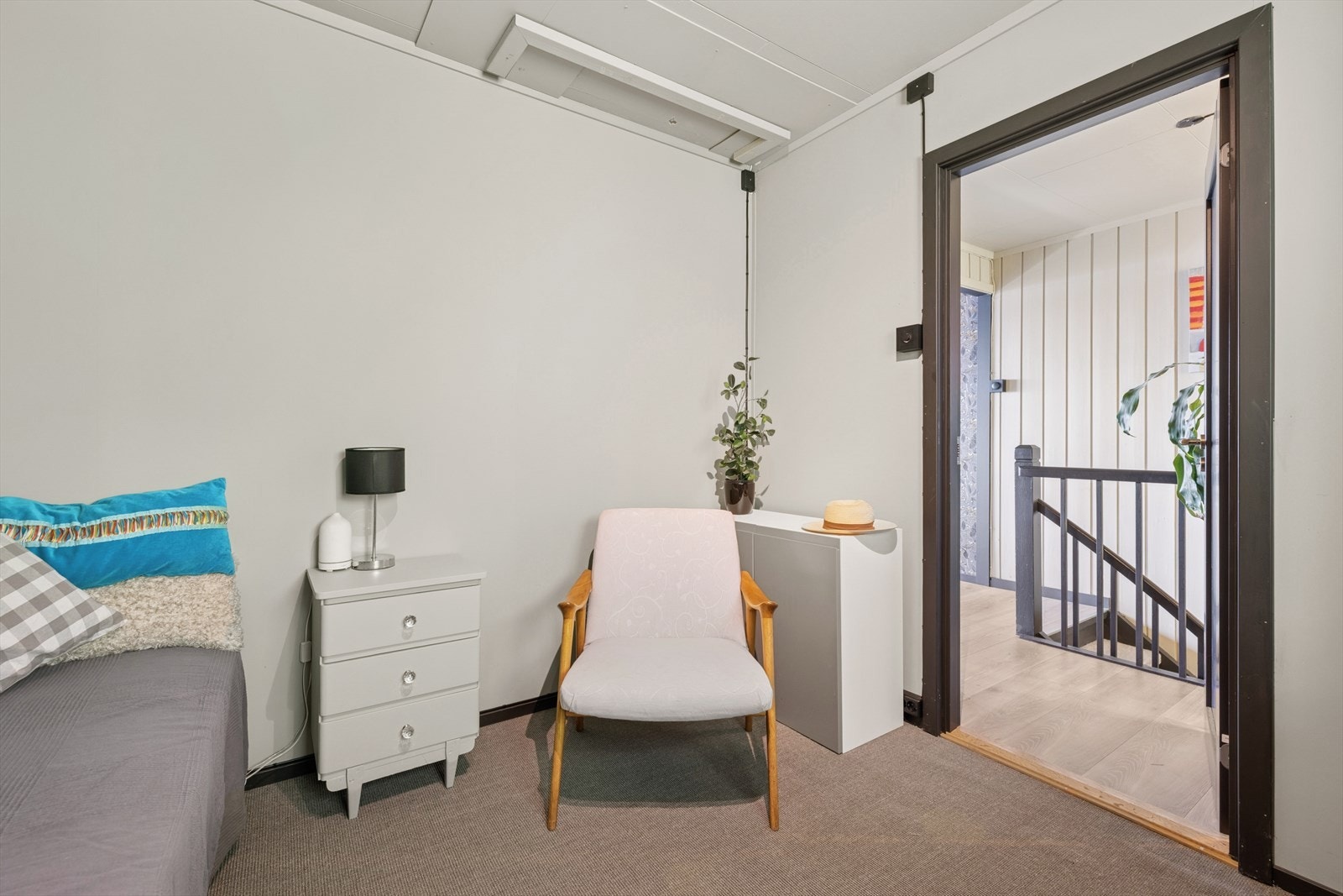 Soverommene har god plass til seng med tilhørende nattbord. Galleribilde