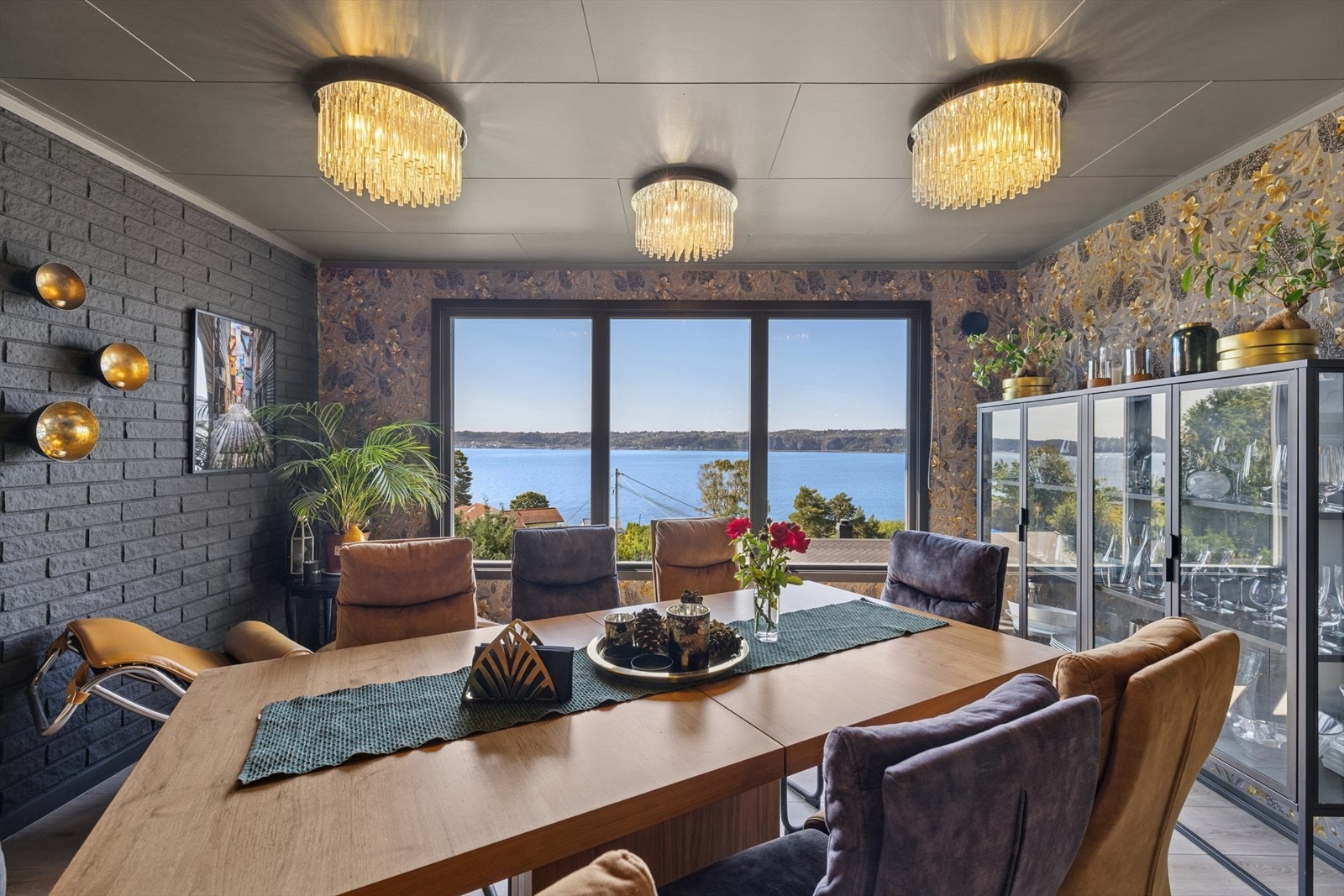 Det er flere store vinduer og terrassedør i glass som slipper inn mengder med dagslys og sikrer den fortryllende panoramautsikten over fjorden. Galleribilde