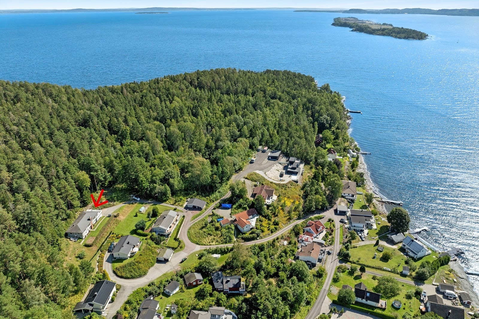 Det er flere flotte strender og fotballbane i gangavstand fra boligen, hvor en kan ta seg et forfriskende bad morgen så vel som kveld. Den flotte turstien i skogen har fine stier med variert terreng. Galleribilde