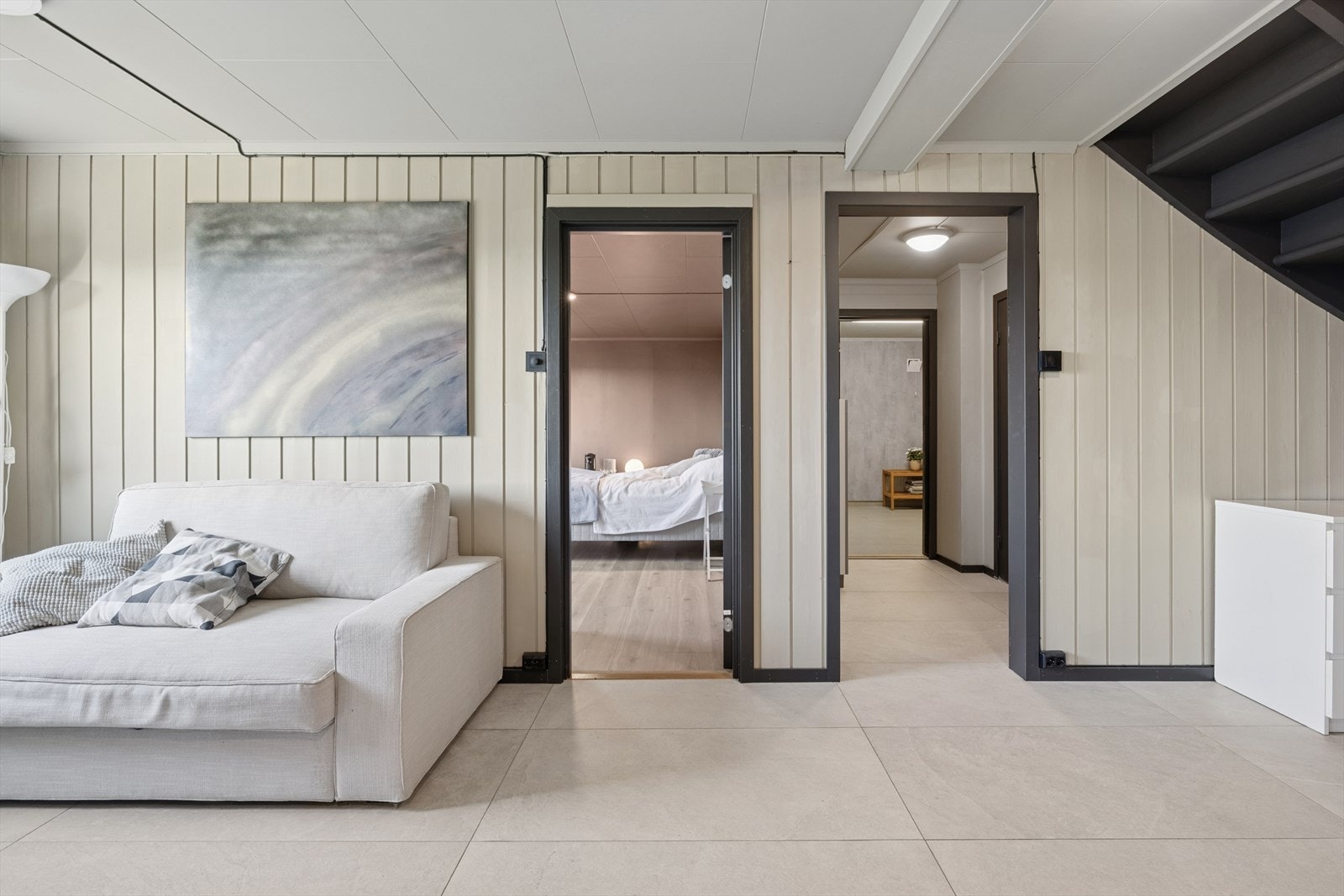 Hallen har behagelig gulvvarme og store flotte fliser på gulvene. Galleribilde