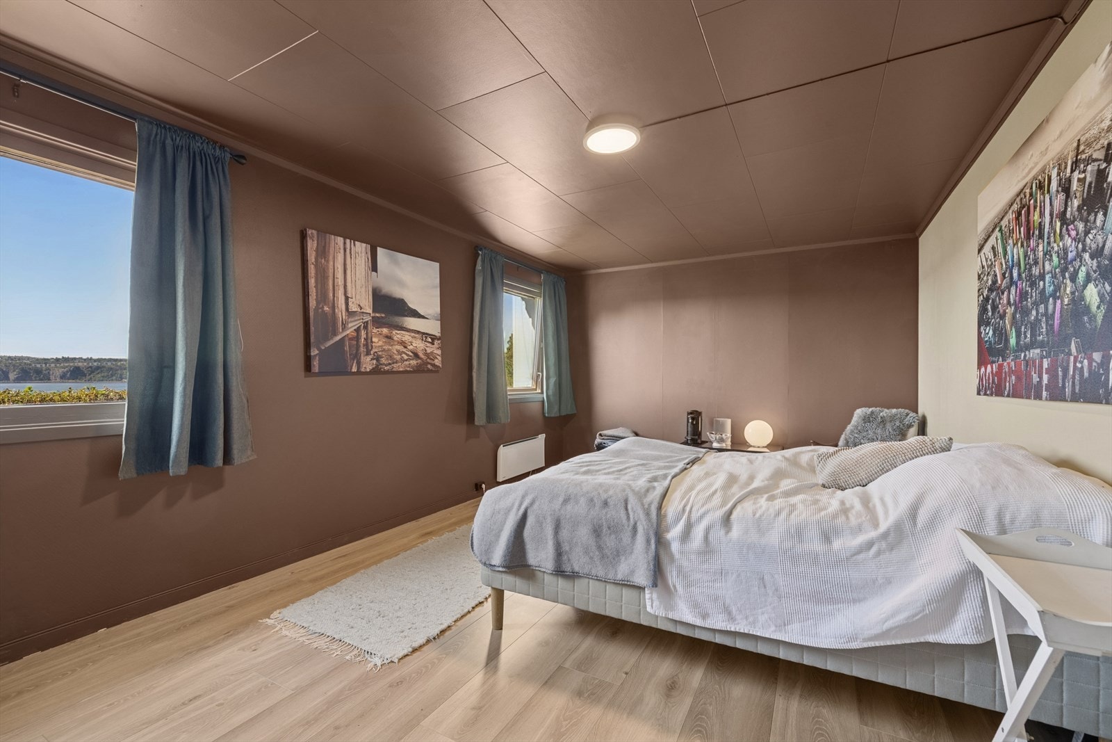 På bakgrunn av soverommene sin størrelse åpner det for mange muligheter for innredning etter ønsket formål med gode garderobeløsninger. Galleribilde