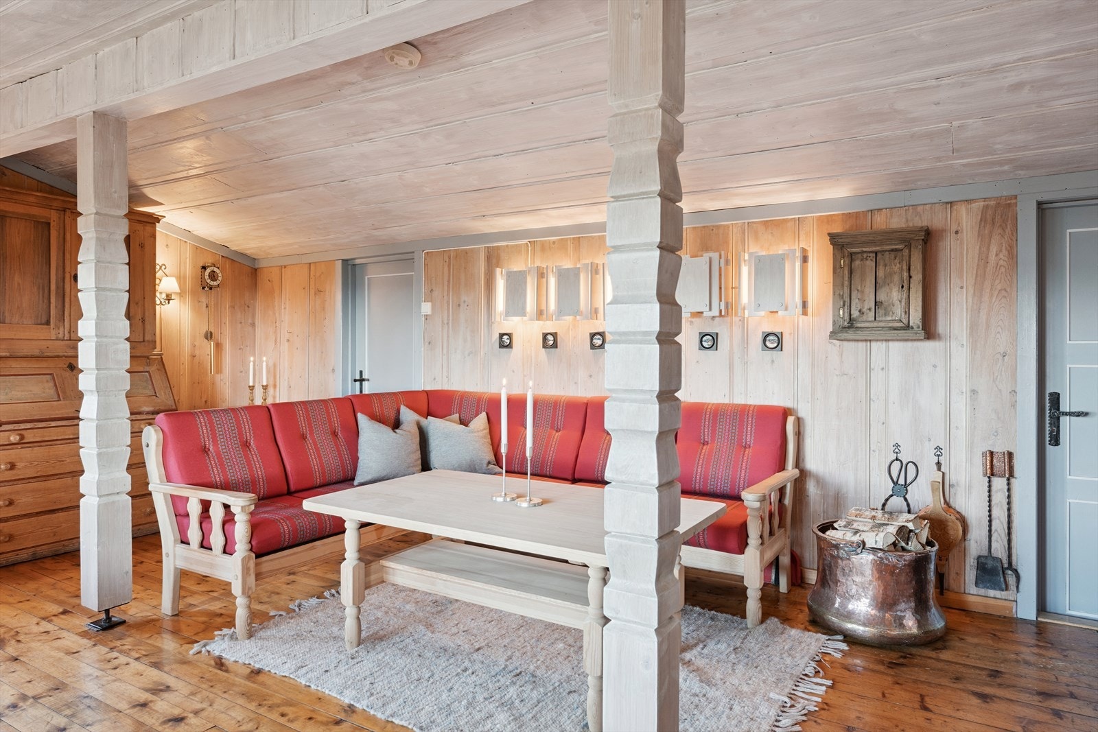 Her kan en sitte i sofaen og nyte utsikten til vakker natur, mens en kjenner varmen fra peisflammene. Nær peisen er det vedovn som også gir lun og god varme. Galleribilde