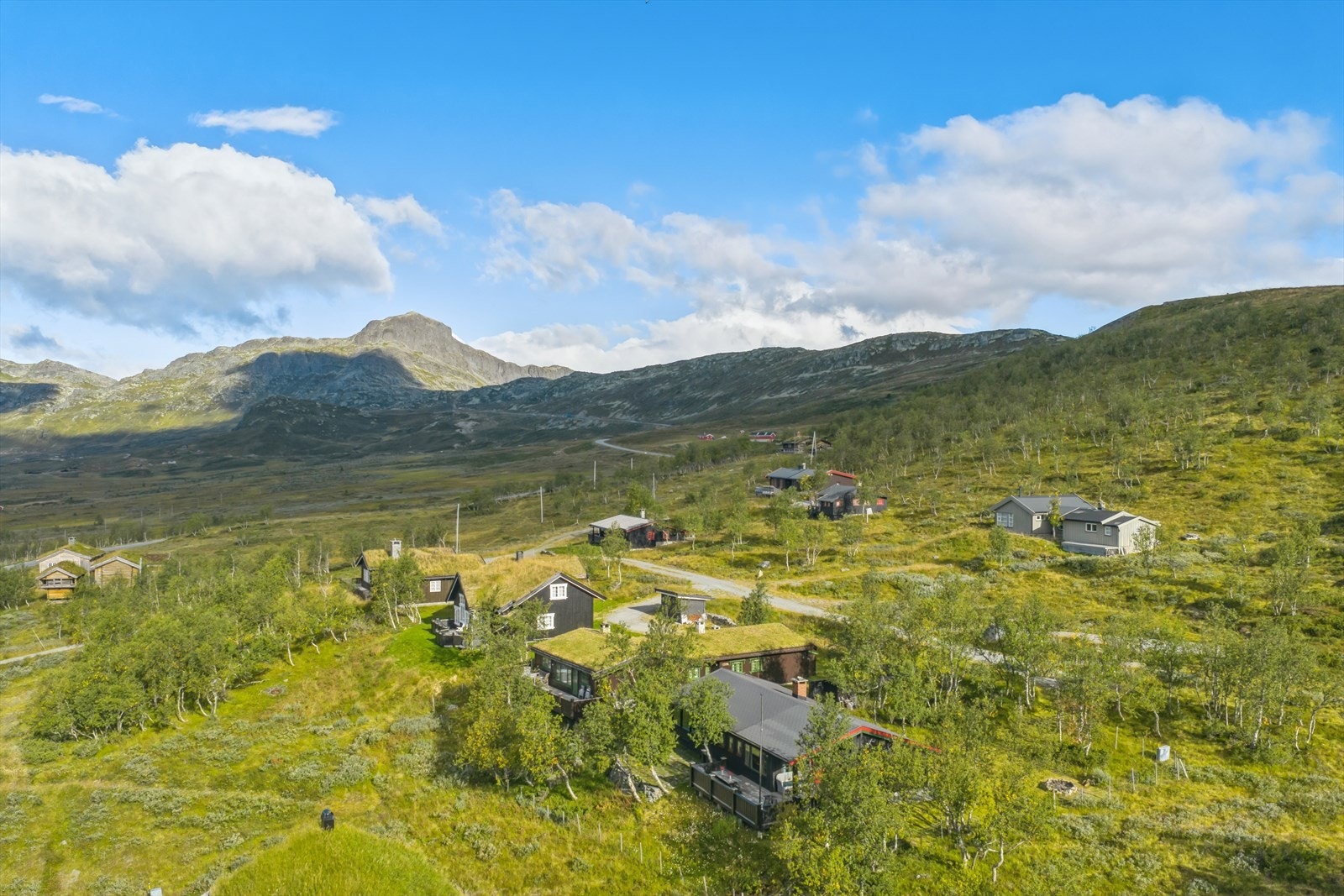 Med sin åpne og solrike beliggenhet, nydelig utsikt og med et fantastisk turterreng i umiddelbar nærhet, er dette en eiendom av de sjeldne! - Vi ønsker velkommen på visning! Galleribilde