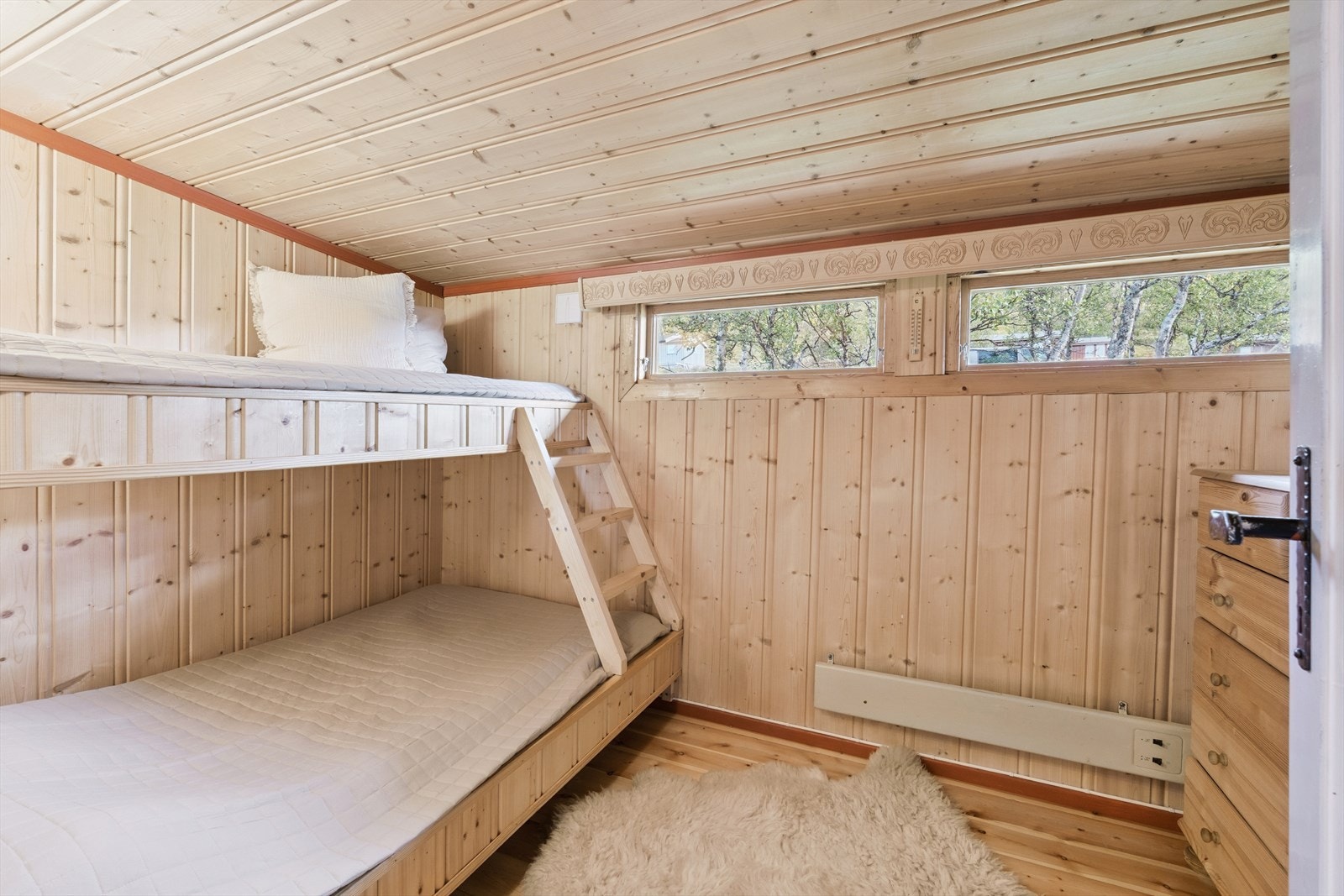 Soverom tilfredsstiller ikke krav til målbart BRA pga romhøyden og kravet til dagslysflate.
Rommene oppfyller dagens byggtekniske krav til varig oppholdsrom. Se mer informasjon i salgsoppgaven. Galleribilde