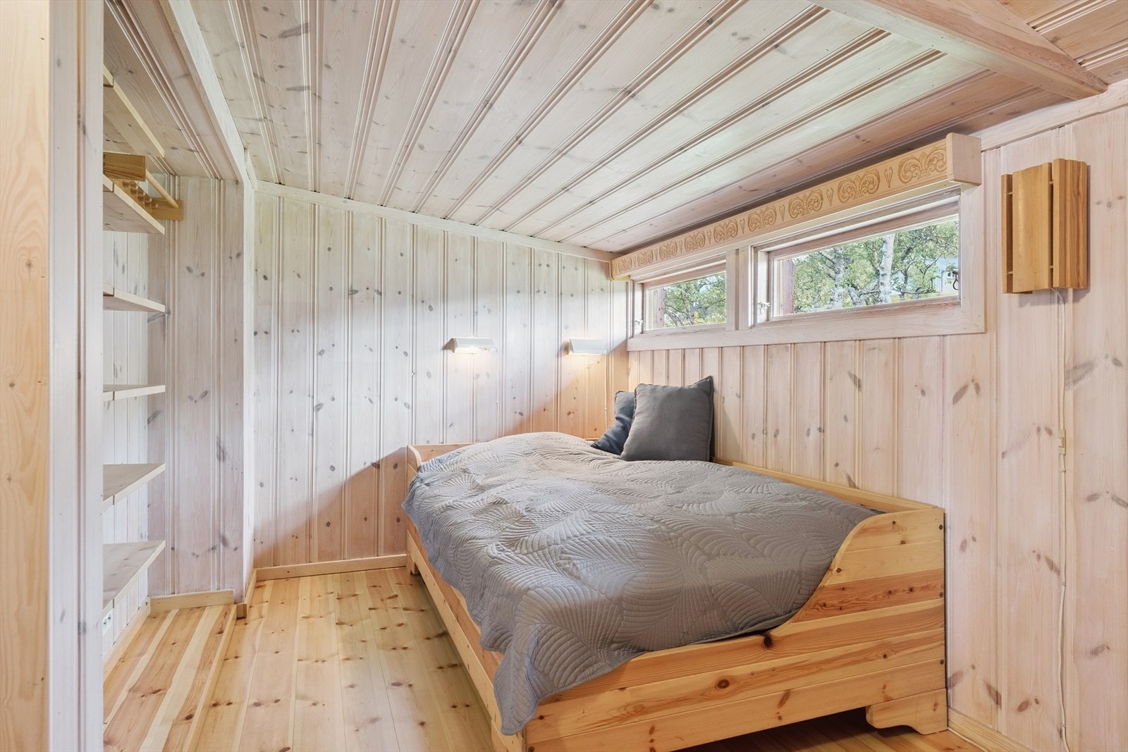 Soverom tilfredsstiller ikke krav til målbart BRA pga romhøyden og kravet til dagslysflate.
Rommene oppfyller dagens byggtekniske krav til varig oppholdsrom. Se mer informasjon i salgsoppgaven. Galleribilde