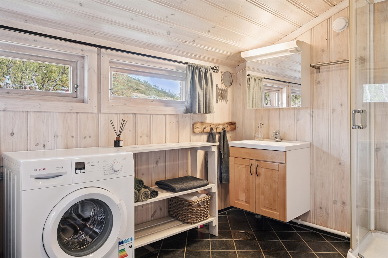 På badet er det også toalett, frittstående dusjkabinett og opplegg for vaskemaskin. Galleribilde