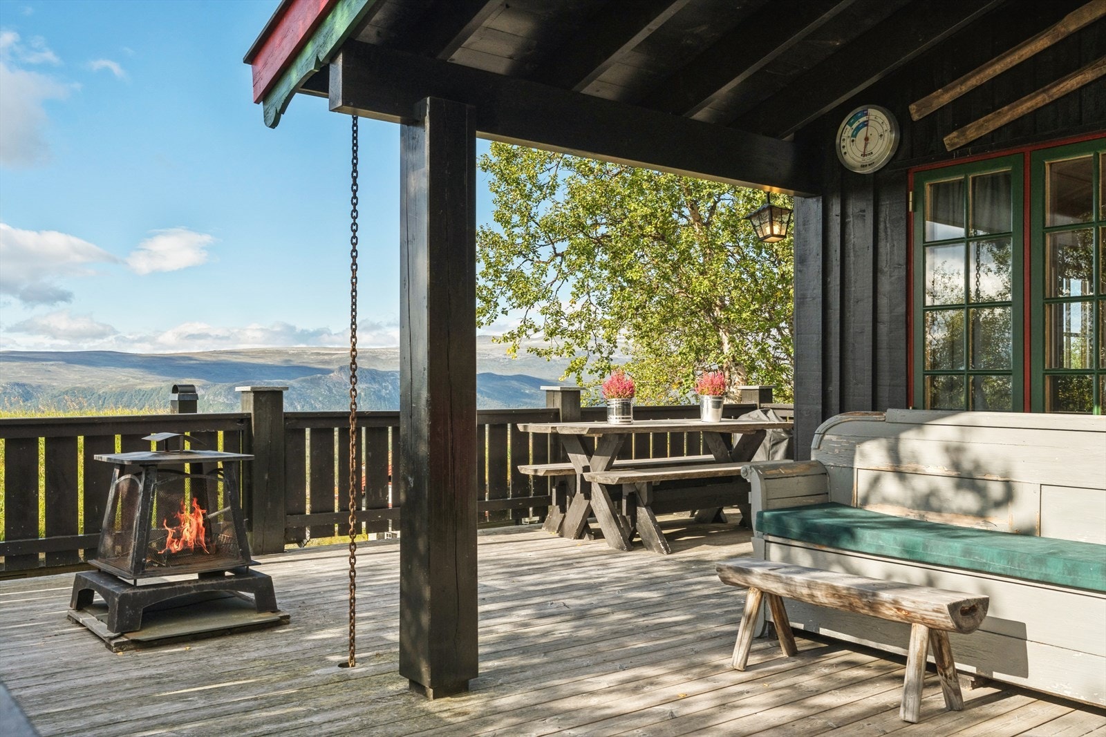 Terrassen har plass til flere sittegrupper, og en mindre, flyttbar utepeis som gir lun varme utover sene kveldstimer. Galleribilde
