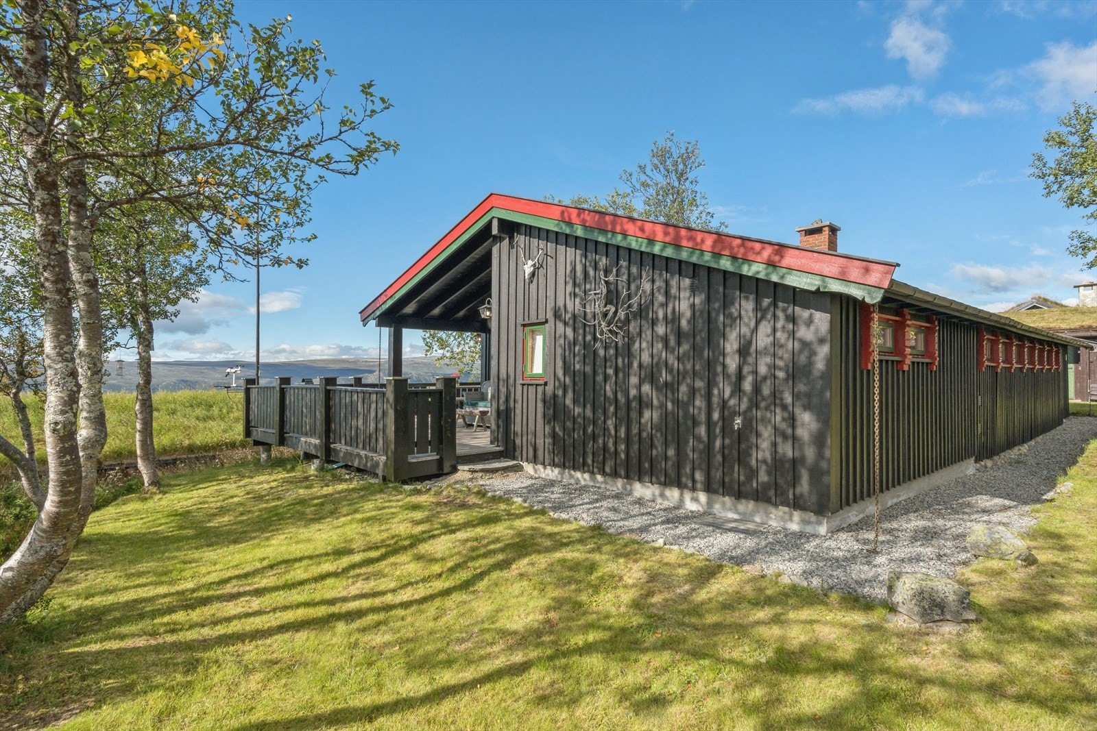 På den solrike eiertomta er det fine plener for uteplasser, lek og moro. Galleribilde