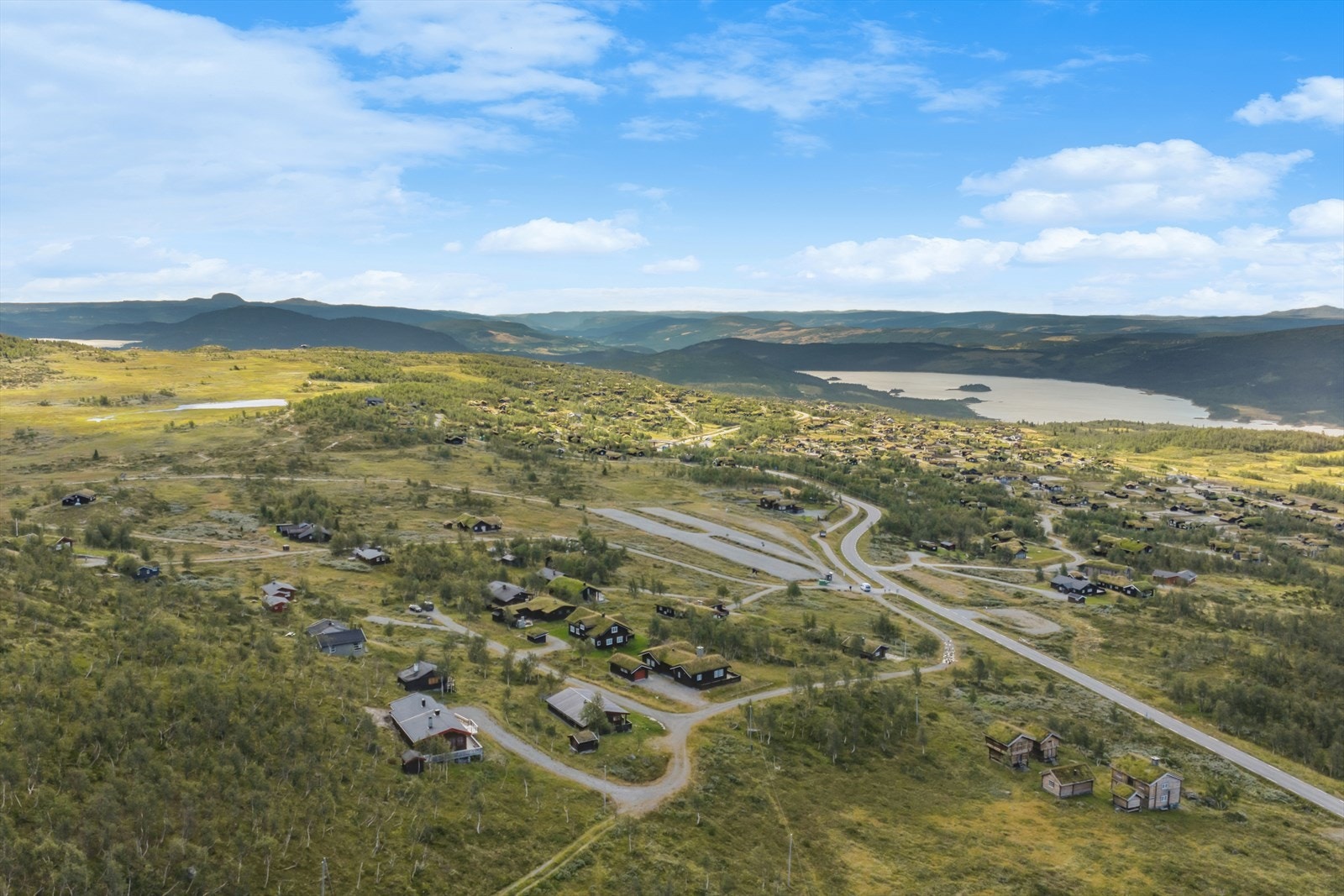 Hytta ligger idyllisk til på Garli, selve starten av Valdresflya og Jotunheimen med urørt natur, og likevel kun 3 km fra Beitostølen med butikker, serveringssteder og ulike aktiviteter. Galleribilde