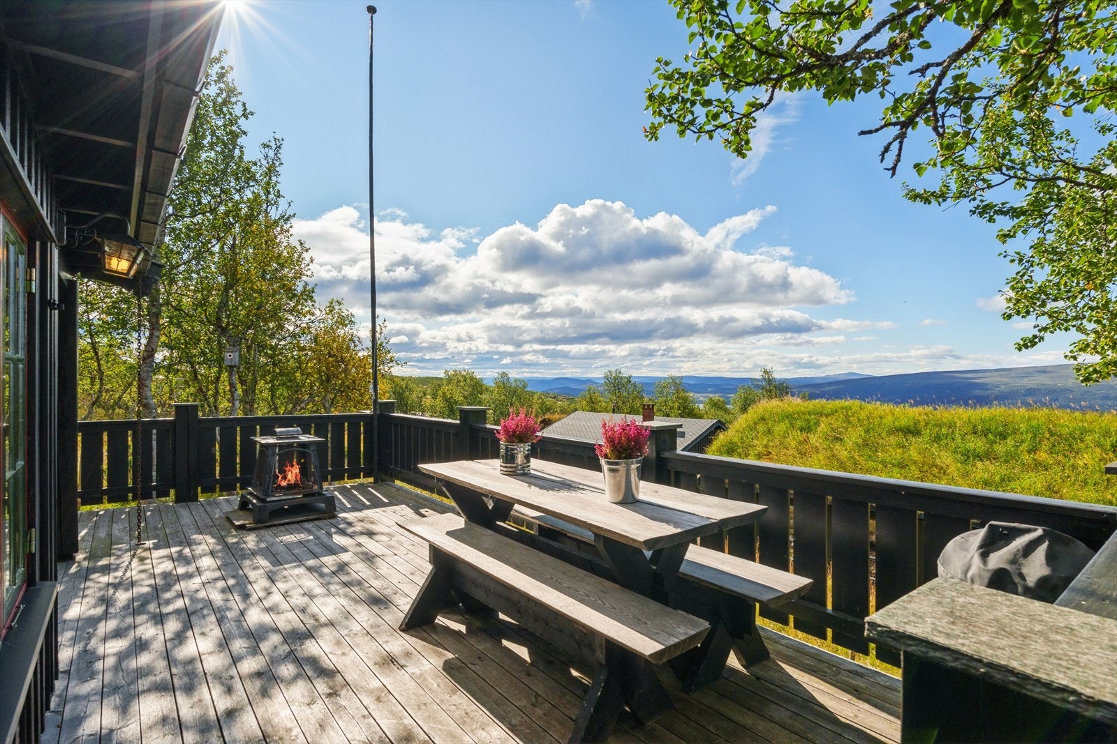 Hytta ligger på en solrik naturtomt med romslige uteplasser og fin plen for lek og moro. På den store, delvis overbygde terrassen kan familien samles til hyggelige stunder og gode måltider med nydelig utsikt utover fjellheimen. Galleribilde