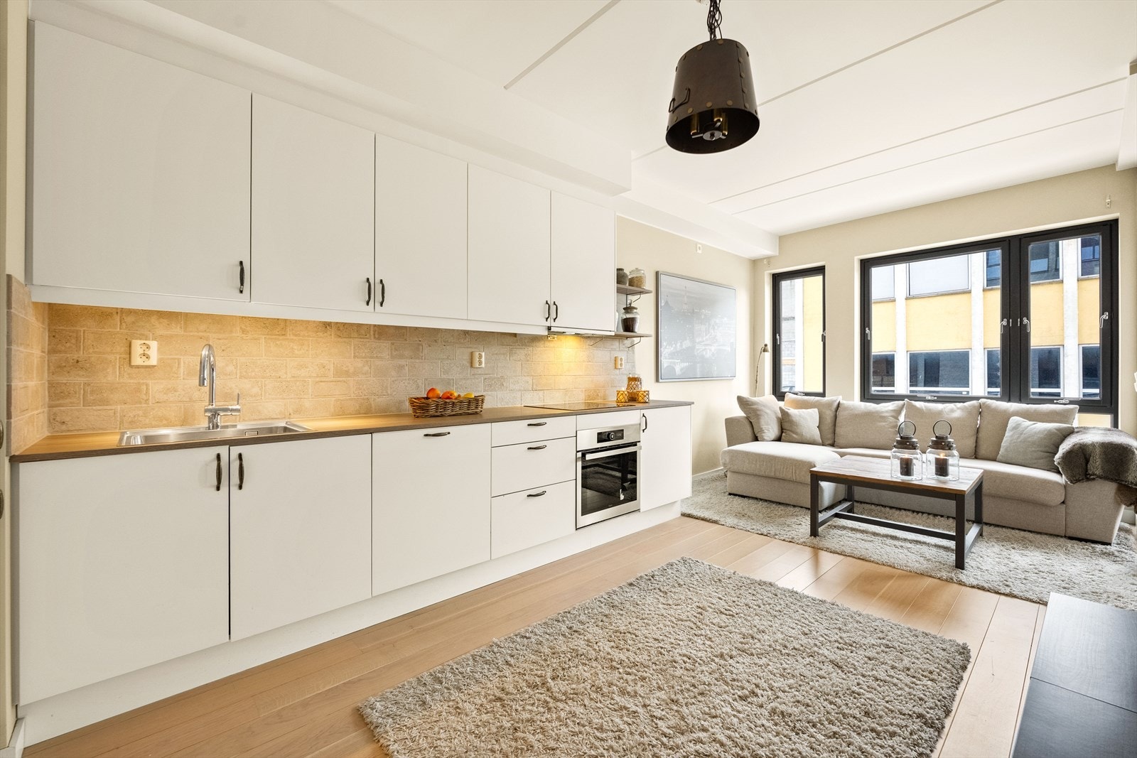 Kjøkkenet er utstyrt med en praktisk innredning med glatte fronter og en slitesterk benkeplate av laminat. Galleribilde