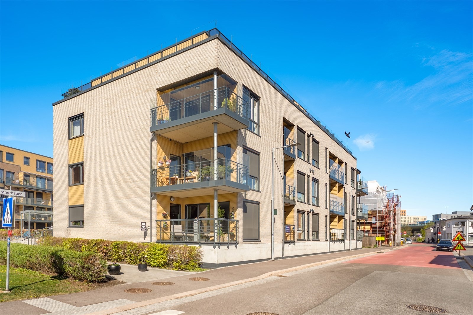 Her bor du med en unik kombinasjon av urbane fasiliteter og nærhet til naturen i et område med spennende utviklingsmuligheter! Galleribilde