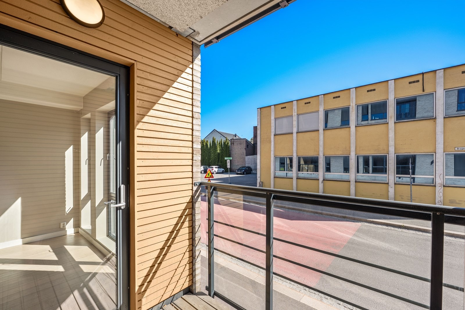 Utgang til sydvendt veranda fra stuen. Galleribilde