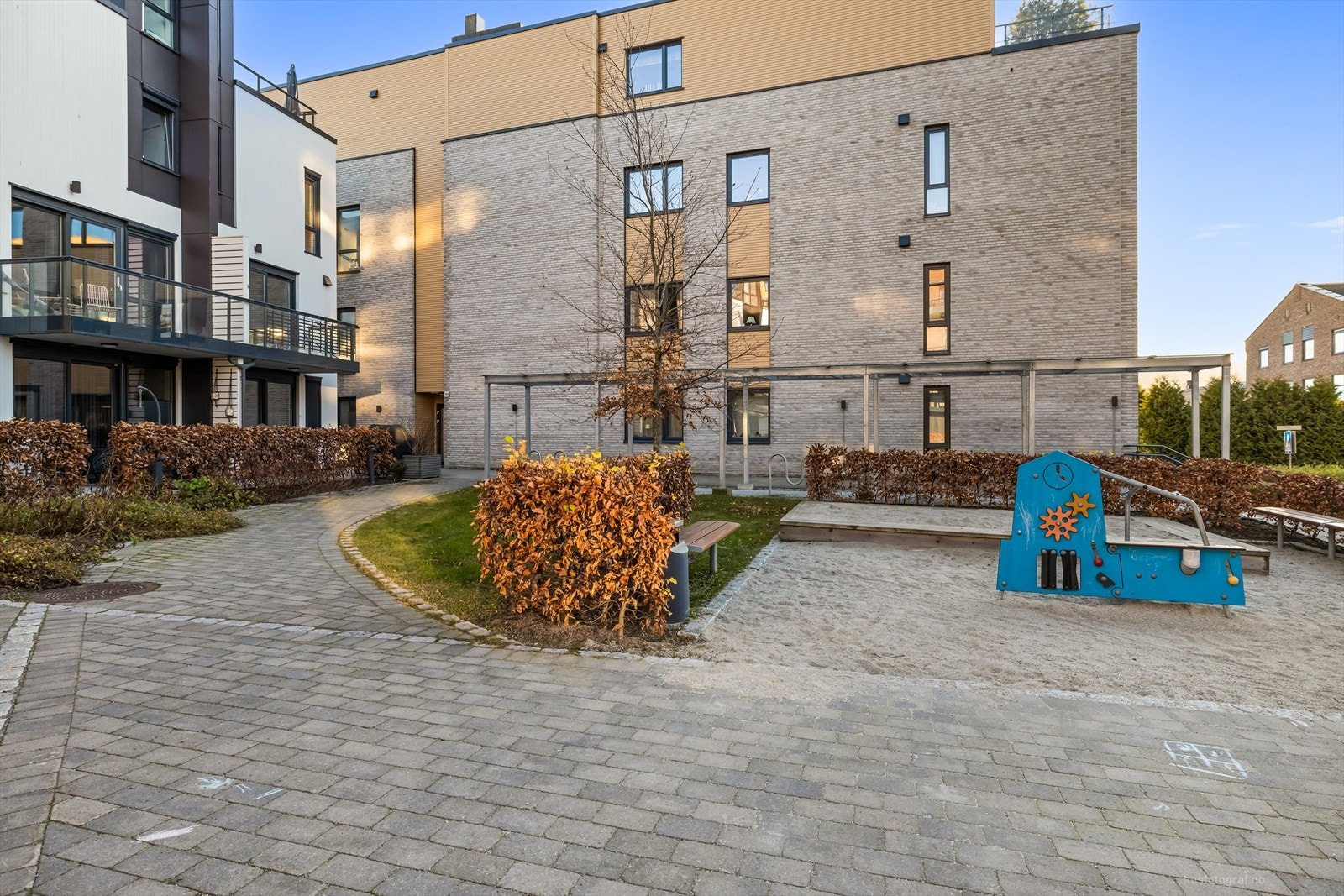 Parkmessig opparbeidet fellesareal for sameiet. Galleribilde
