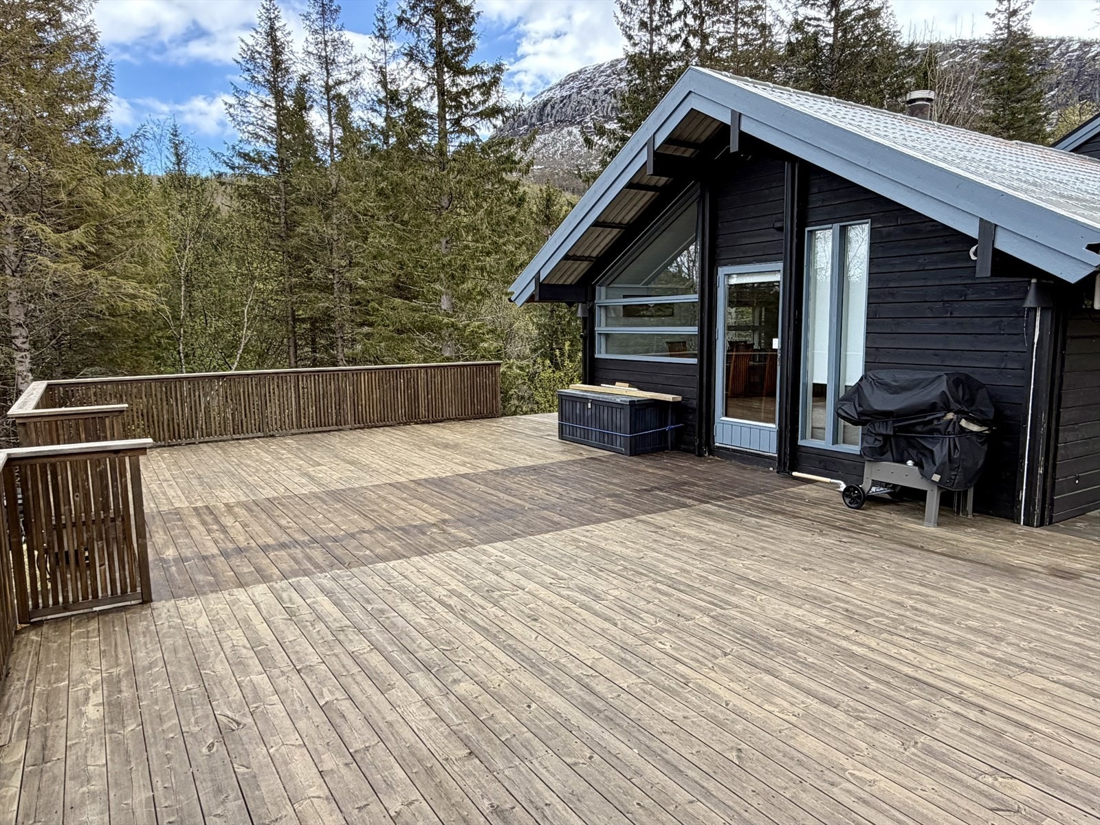 Terrassen byr på god plass til både hagemøbler og grill, og er perfekt for solrike dager eller til avslapning etter en tur på fjorden Galleribilde