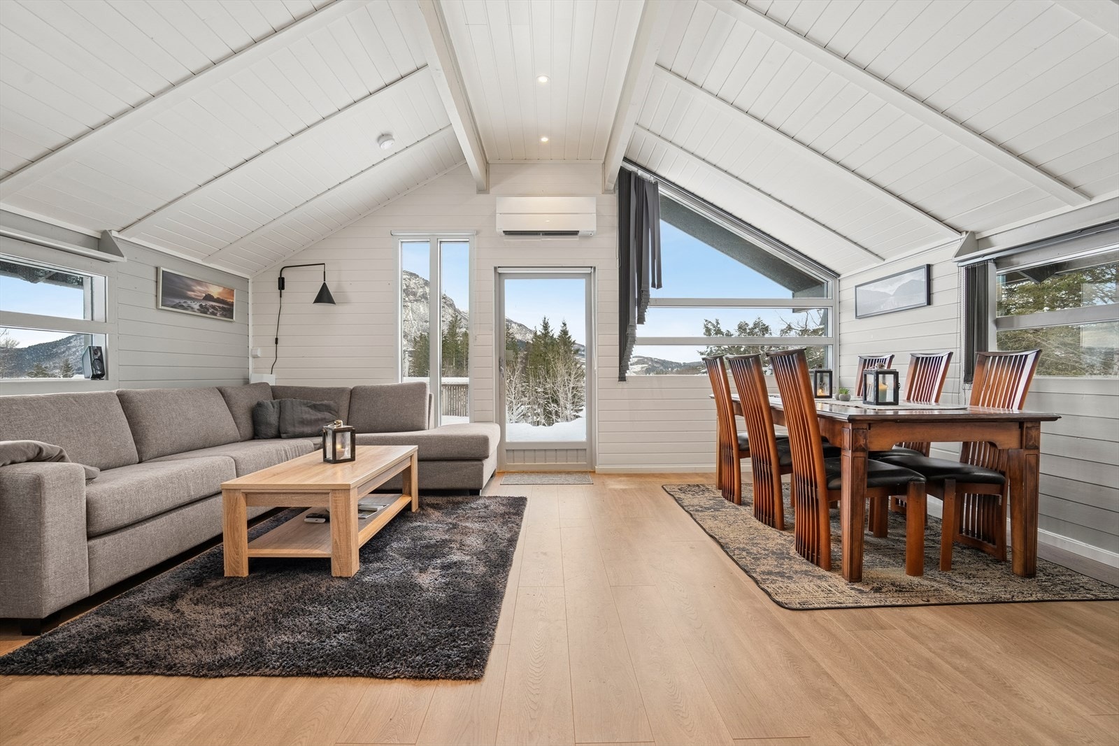 Stuen har god takhøyde og store vindusflater som slipper inn rikelig med naturlig lys. Downlights i himlingen skaper en moderne og behagelig belysning. Galleribilde