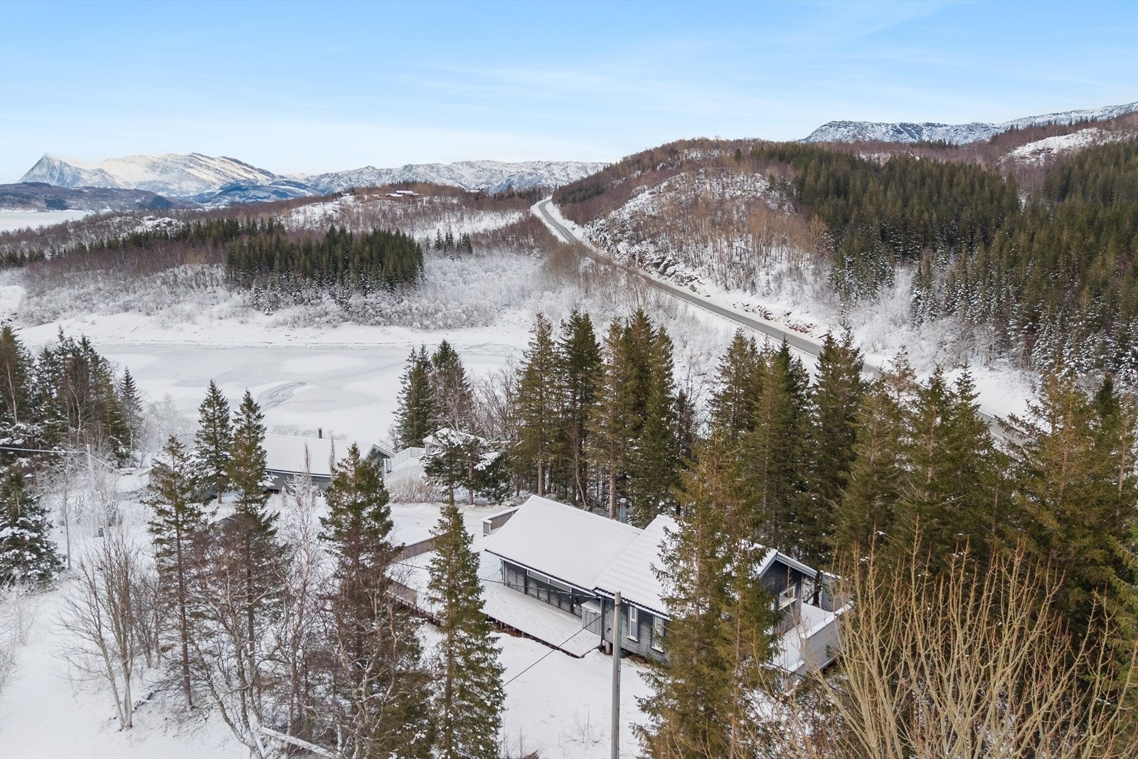 Beliggenheten gir deg nærhet til både sjø, skogsterreng, fjell og gode fiskevann, et perfekt utgangspunkt for friluftsliv gjennom hele året. Galleribilde