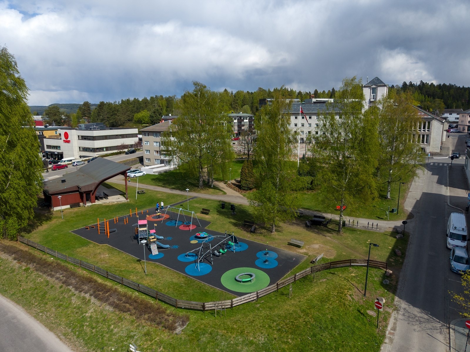 Sentral beliggenhet med nærhet til både byliv, lekeområder og natur. Galleribilde