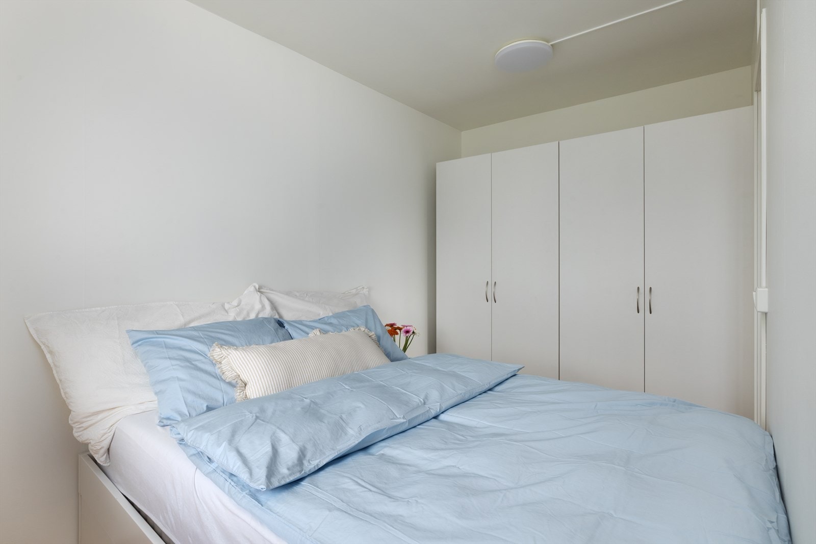 Lyst og hyggelig soverom med plass til seng og garderobe. Galleribilde