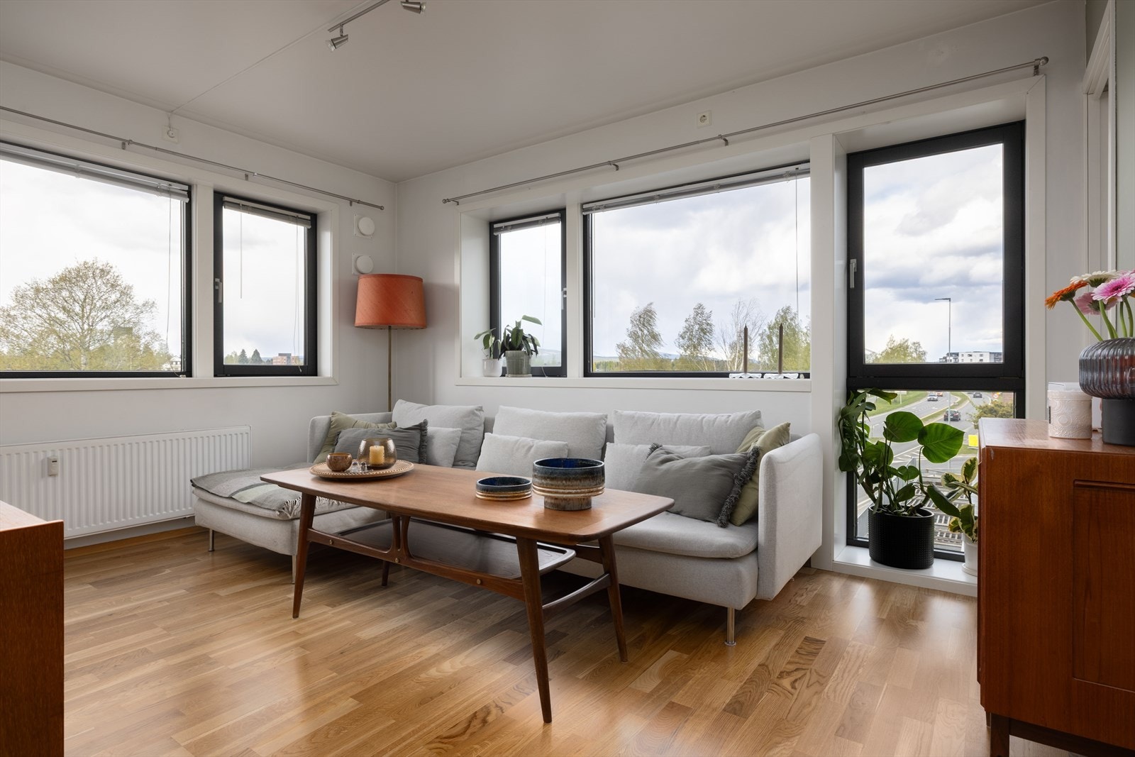 Stuen har nyere gulv, gode møbleringsmuligheter og flott lysinnslipp. Galleribilde