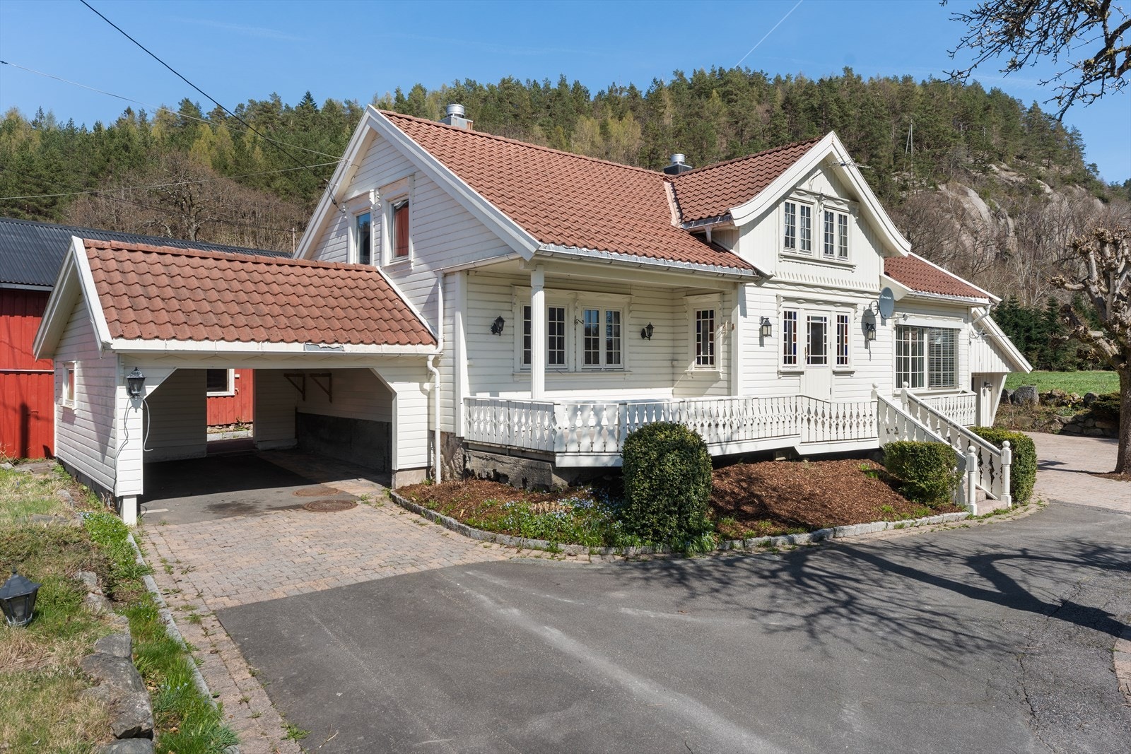 Her er både garasje og carport. Godt med parkering og lagringsplass. Galleribilde