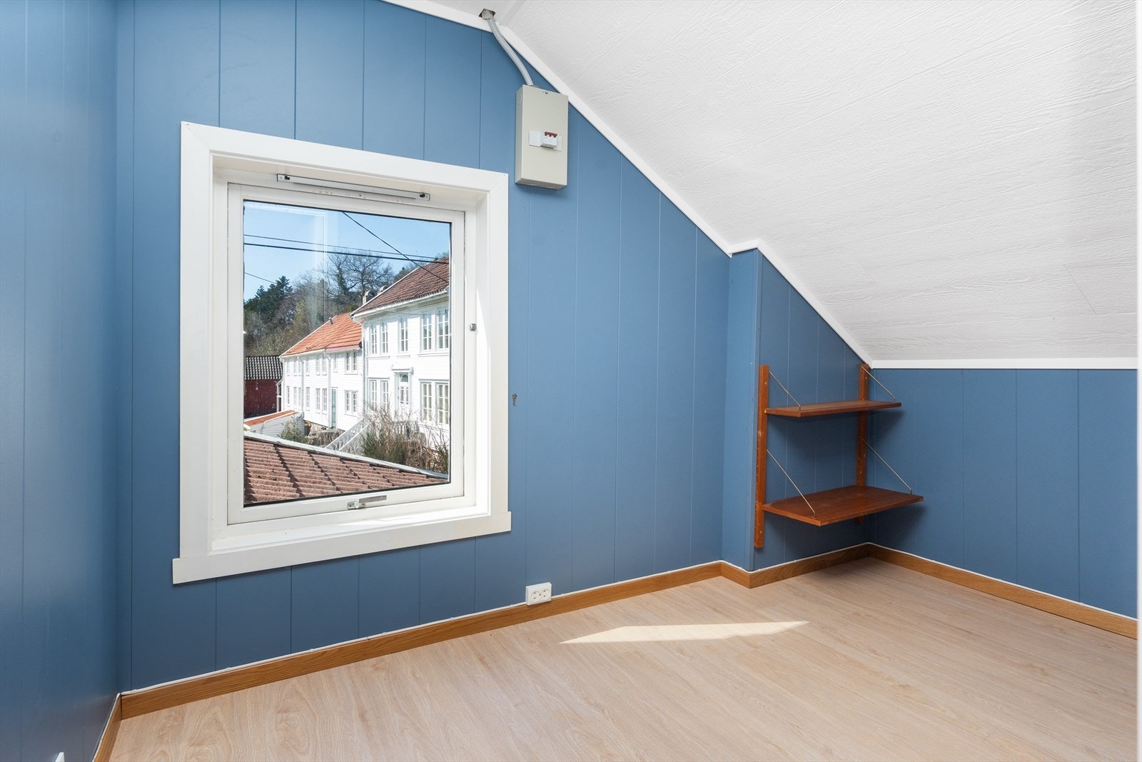 Rom brukt som kontor. (Fremstår som bod og del av soverom på godkjente tegninger.) Galleribilde