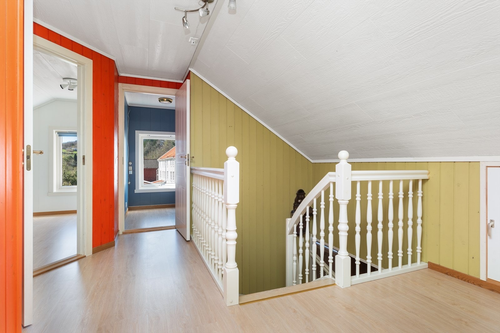 Her oppe er det bad, tre soverom, bod og kontor. Galleribilde
