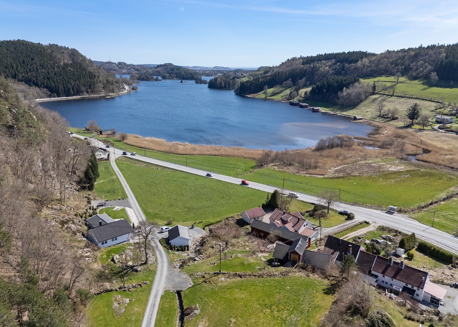 Hyggelig nærområde med gamle gårder og landbruk. Galleribilde