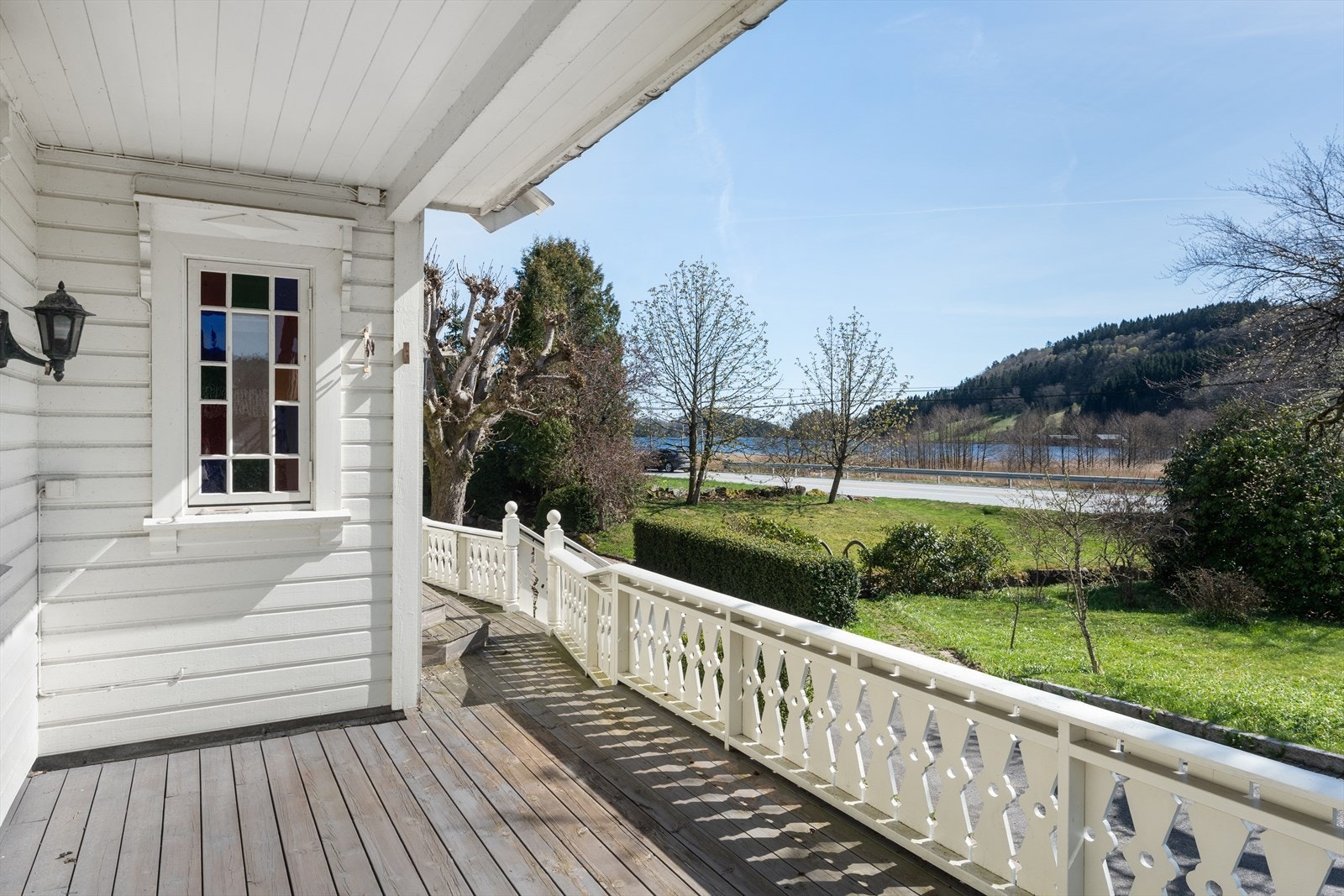 Solrik tomt med åpen og hyggelig utsikt mot Skogsfjorden. Galleribilde