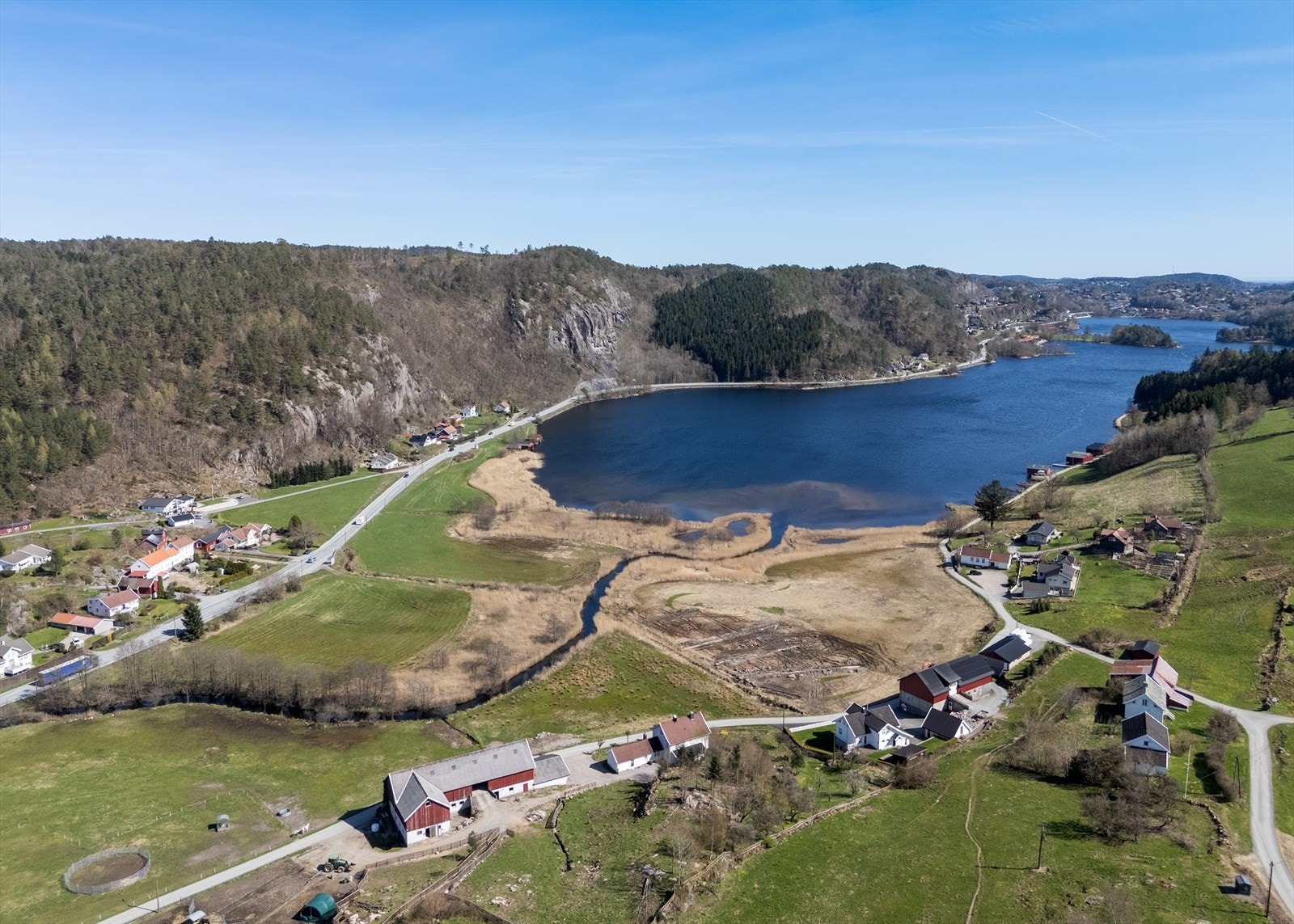 En kort kjøretur, så er man i Mandal sentrum. Det finnes også hyggelig sykkelvei ved Sjøbodveien som tar deg via golfbanen og ned mot Skjebstad. Galleribilde
