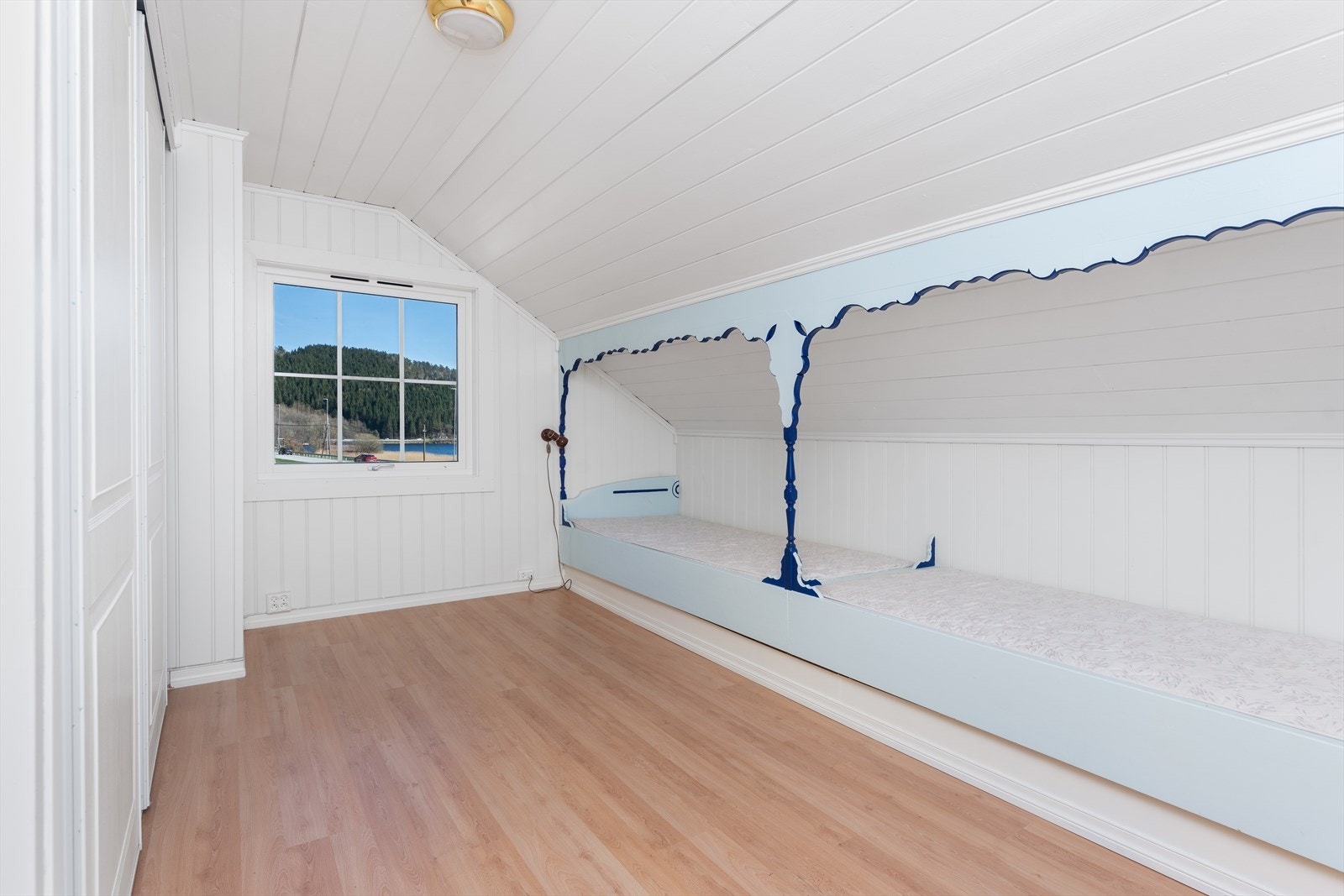 Soverom med skyvedørsgarderobe. Galleribilde