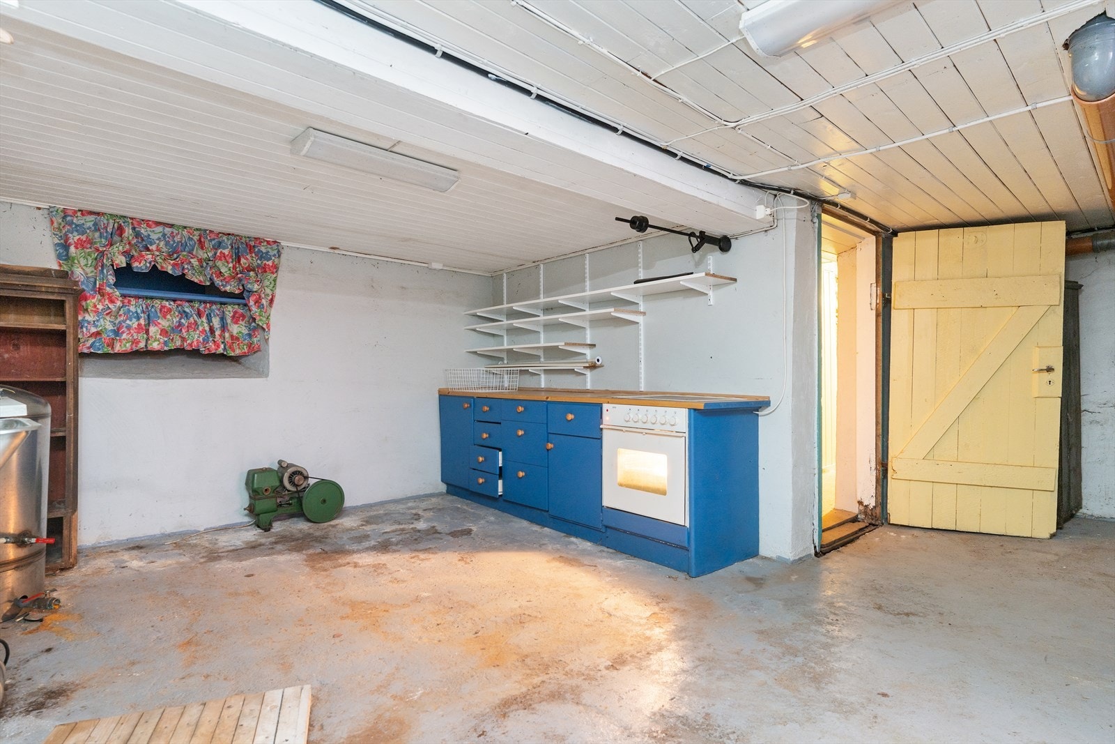 Kjelleren har stort areal og gode lagringsmuligheter. Her er også vaskerom. Galleribilde