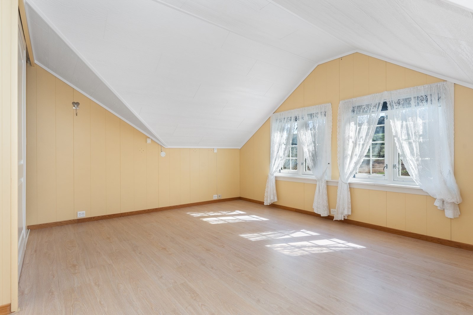 Dette er et lyst og fint rom som både kan brukes til loftsstue eller soverom. Integrert garderobeskap. Galleribilde