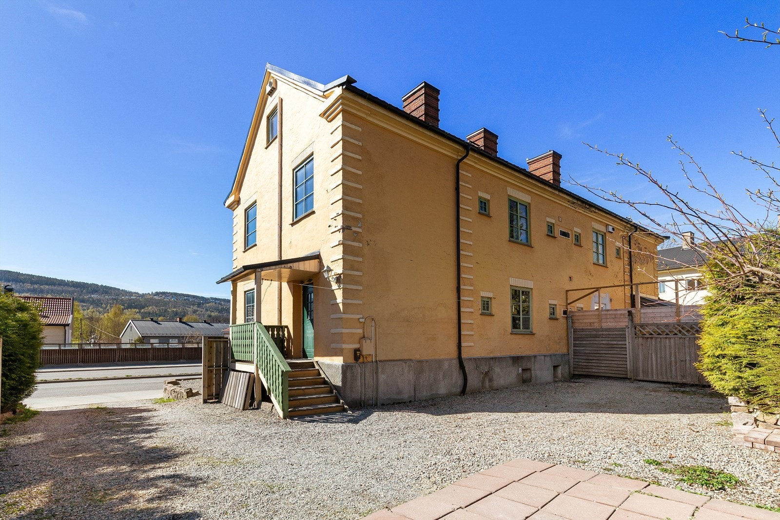 Parkering i gruset gårdsplass Galleribilde