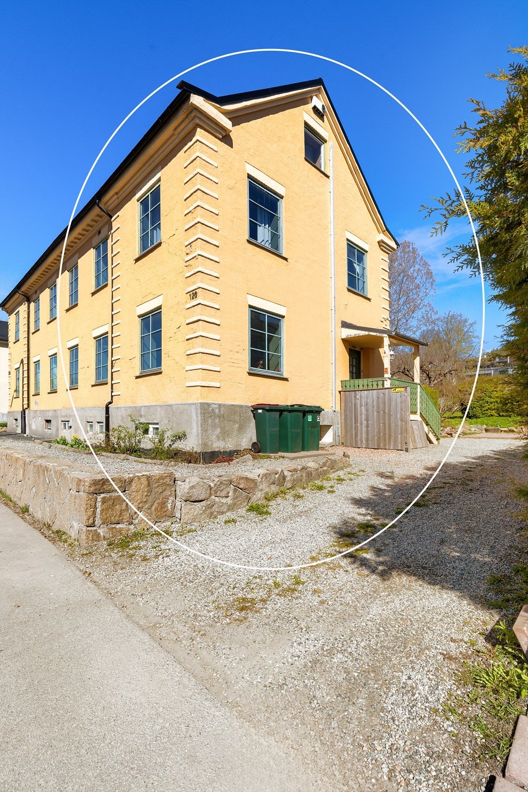 Boligen ligger i et veletablert og attraktivt boligområde på Øren - like ved by og natur. Her får du det beste av begge verdener, med stille og usjenert beliggenhet i kombinasjon med gangavstand til byen, Gulskogen senter og nærhet til elva. Galleribilde