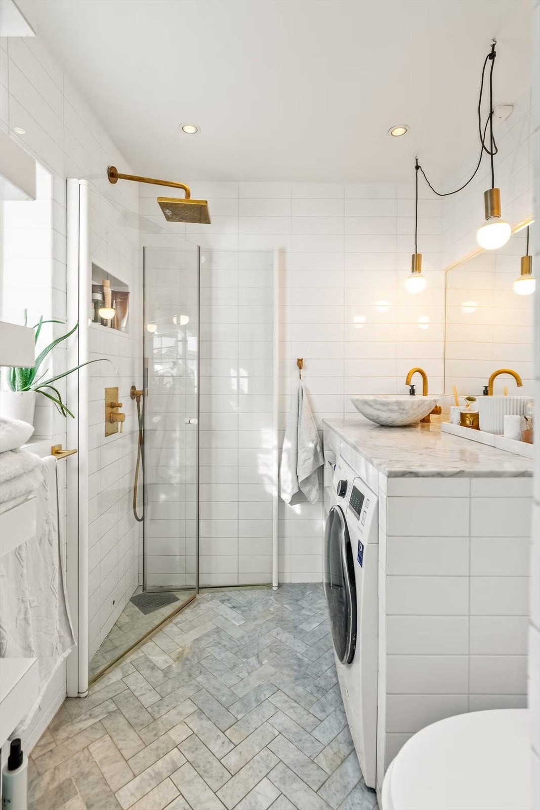 På badet er det opplegg for vaskemaskin. Galleribilde