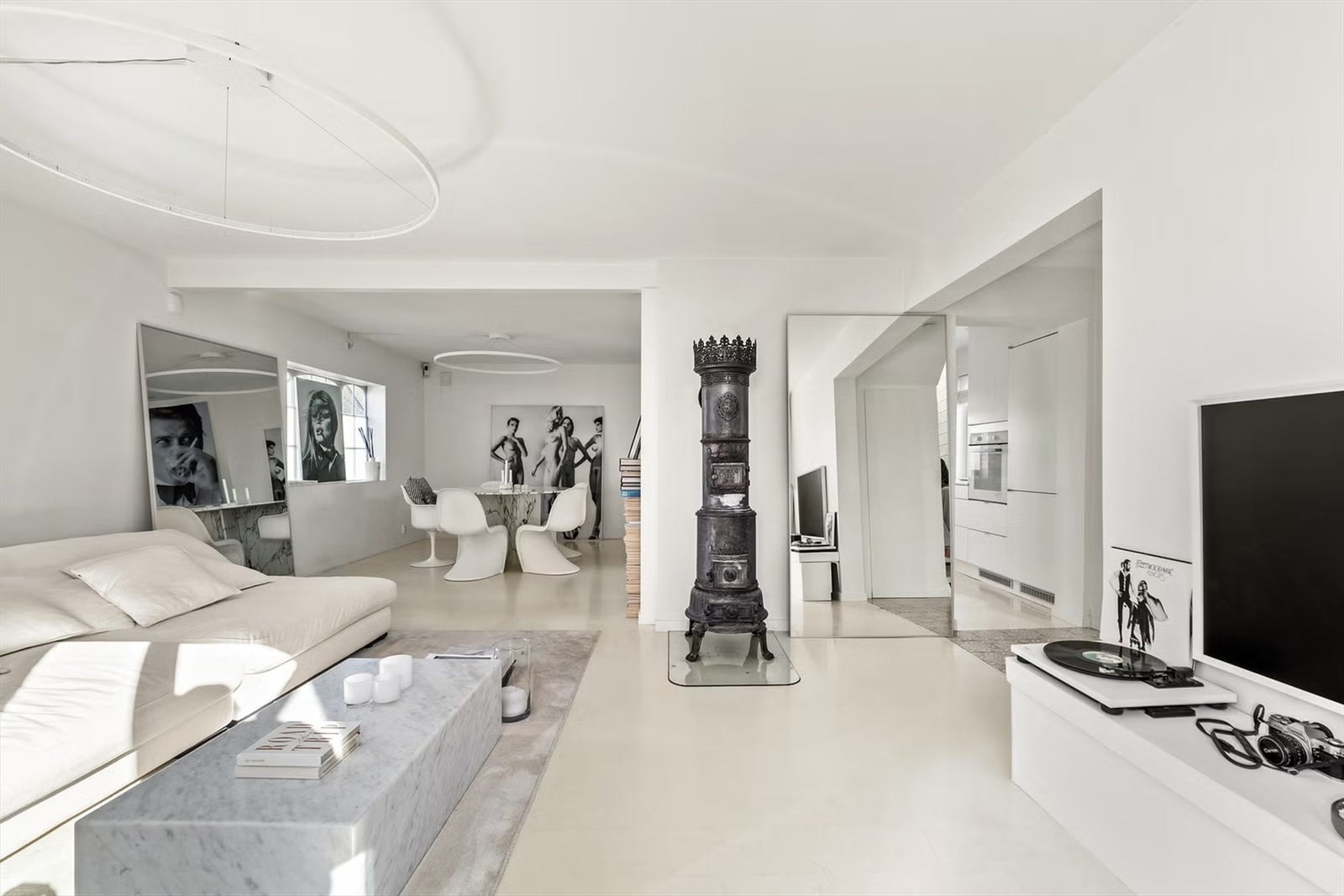 Stuen har en åpen planløsning med sømløs overgang til spiseområdet, og store vinduer som gir rikelig med naturlig lys. Galleribilde