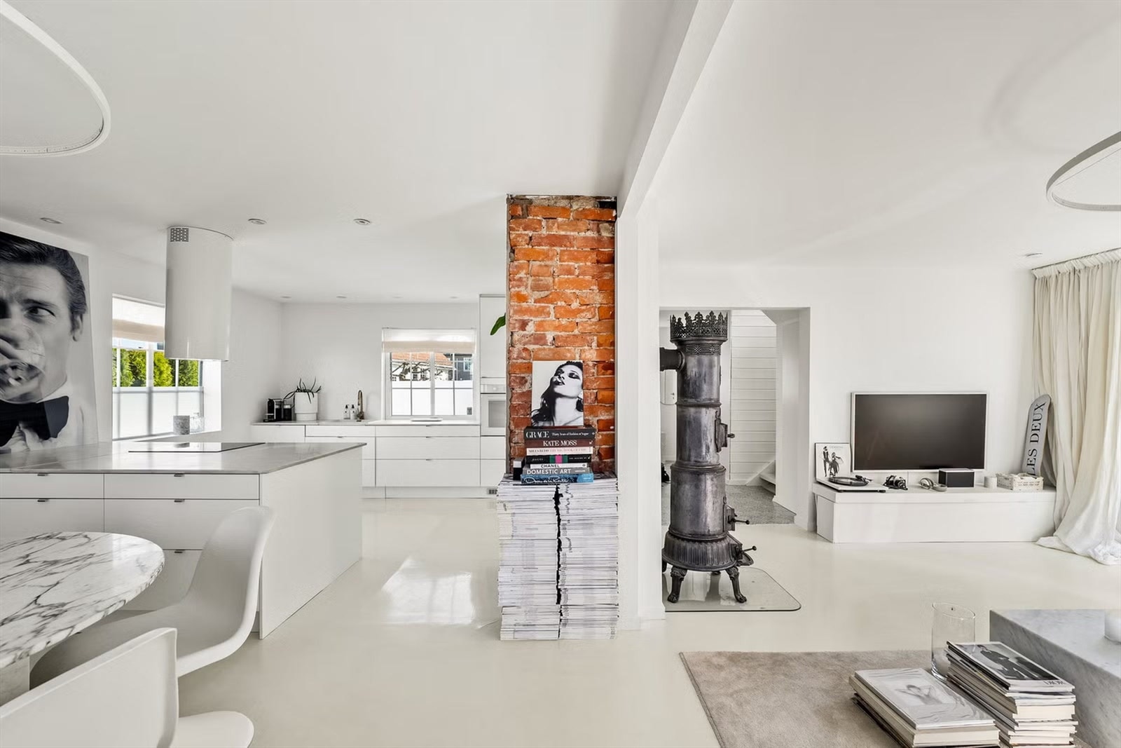 Boligen har lys og luftig planløsning med moderne og elegante rom. Galleribilde