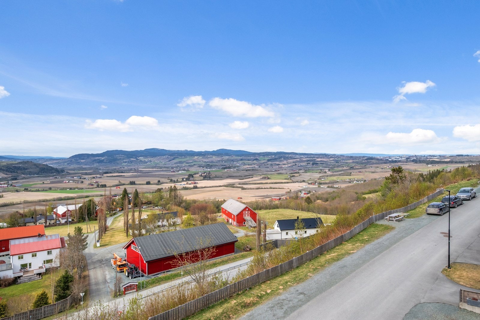 Fra eiendommen er det kort vei for å komme seg ut i naturen, med skogholt som har turstier opp til blant annet Vassfjellet. Galleribilde