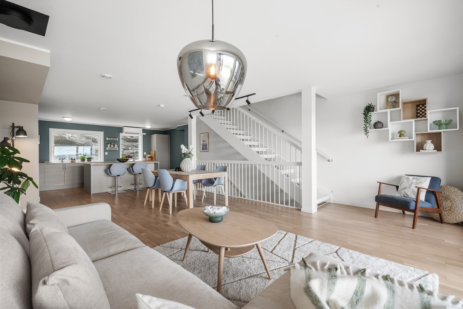 Boligen har listefri overgang mellom vegger og tak, for en mer moderne utførelse. Galleribilde