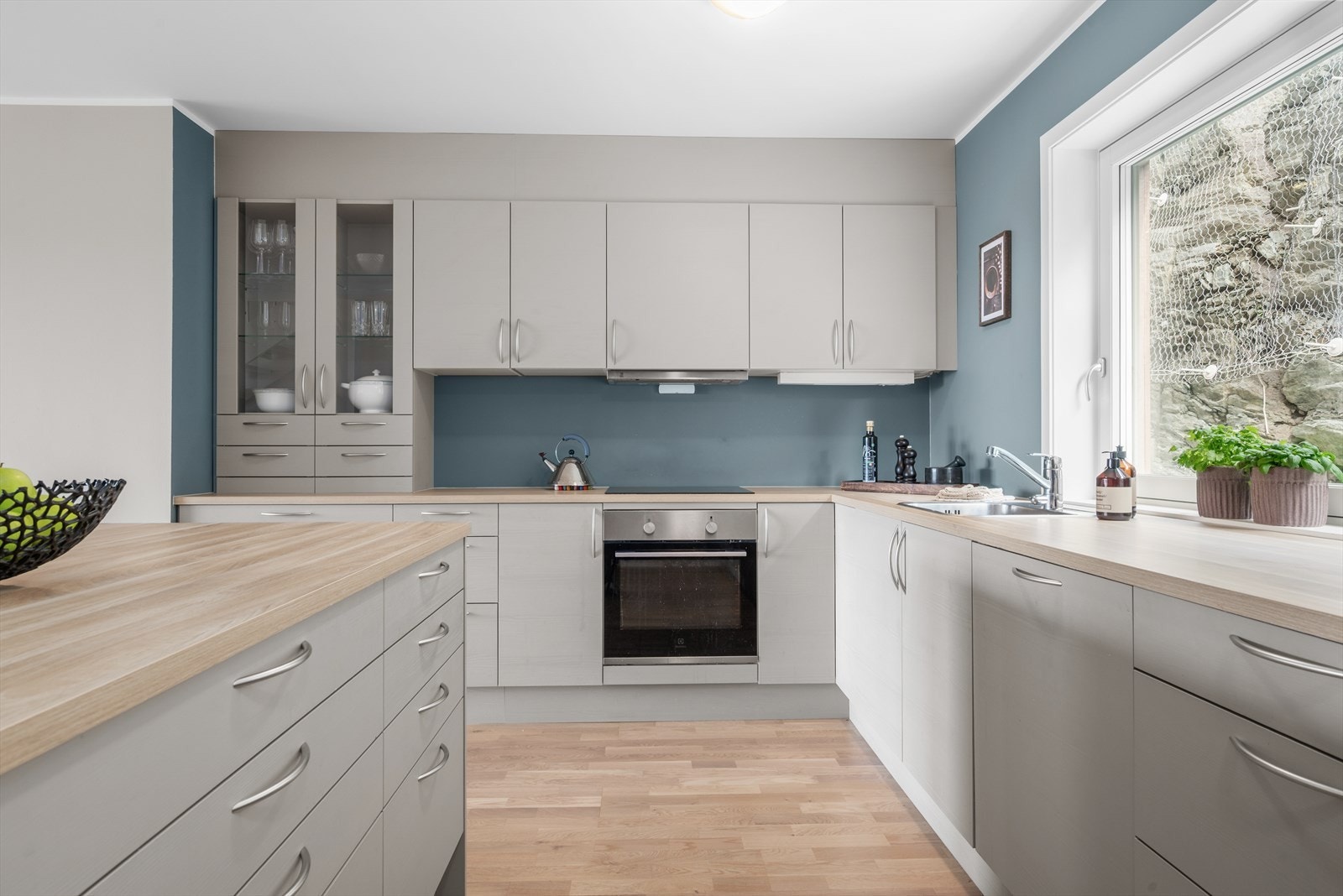 Intergert i innredningen er det stekovn, platetopp, oppvaskmaskin og kjøl/fryseskap fra Electrolux. Galleribilde