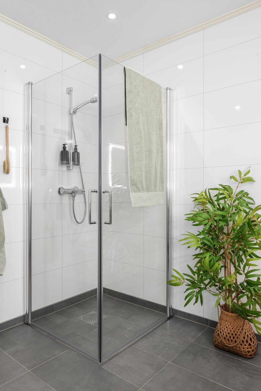 Med rause 8,5 kvm, har badet en luftig romfølelse og godt med plass. Galleribilde